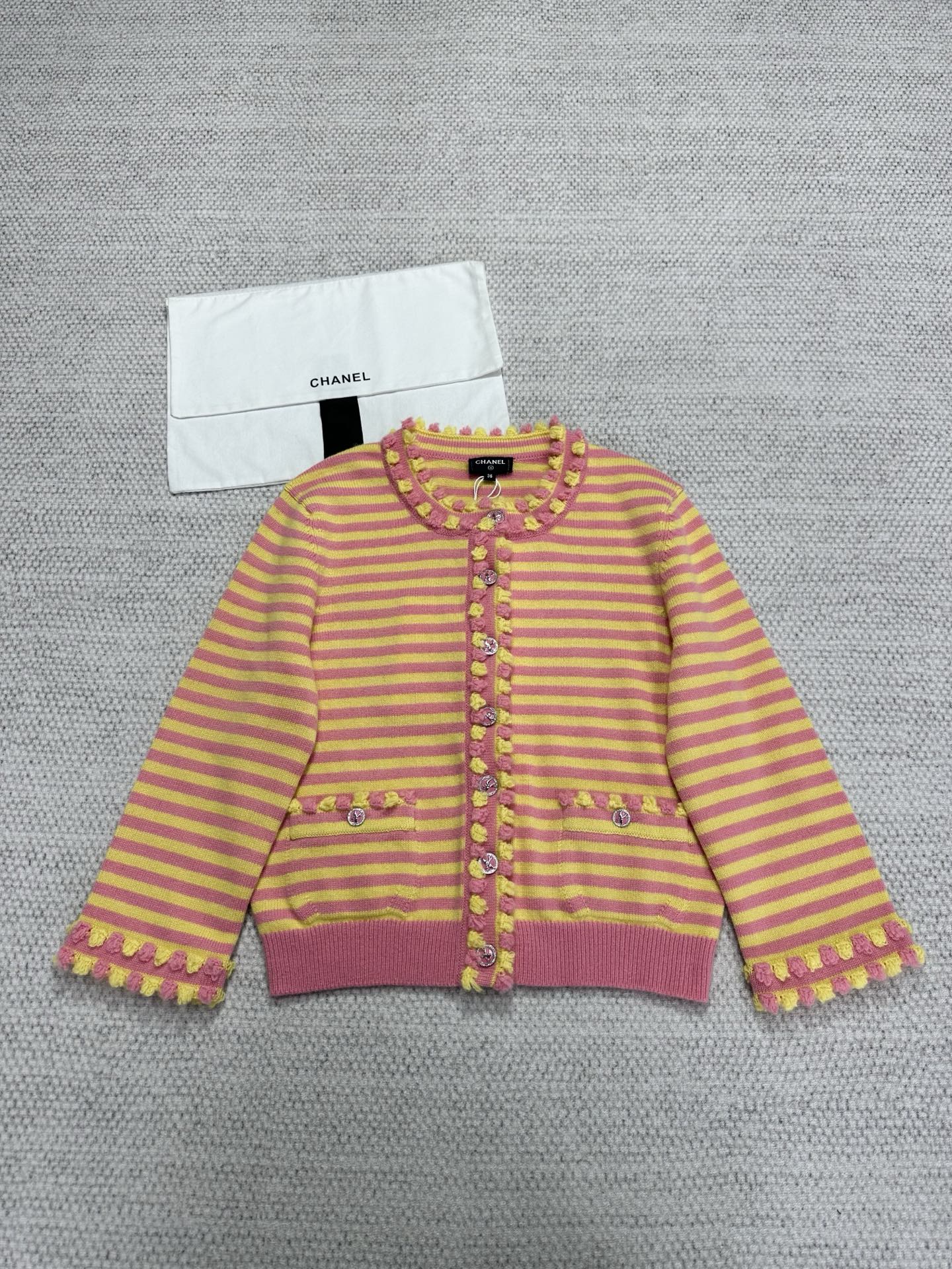 Cardigan Rayé en Cachemire Chanel - Élégance et Confort Absolus