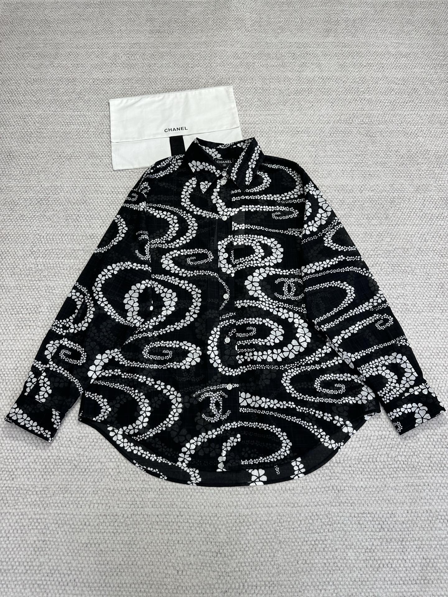 Camisa de Manga Larga Estampada Chanel Coco Beach - Elegancia y Confort