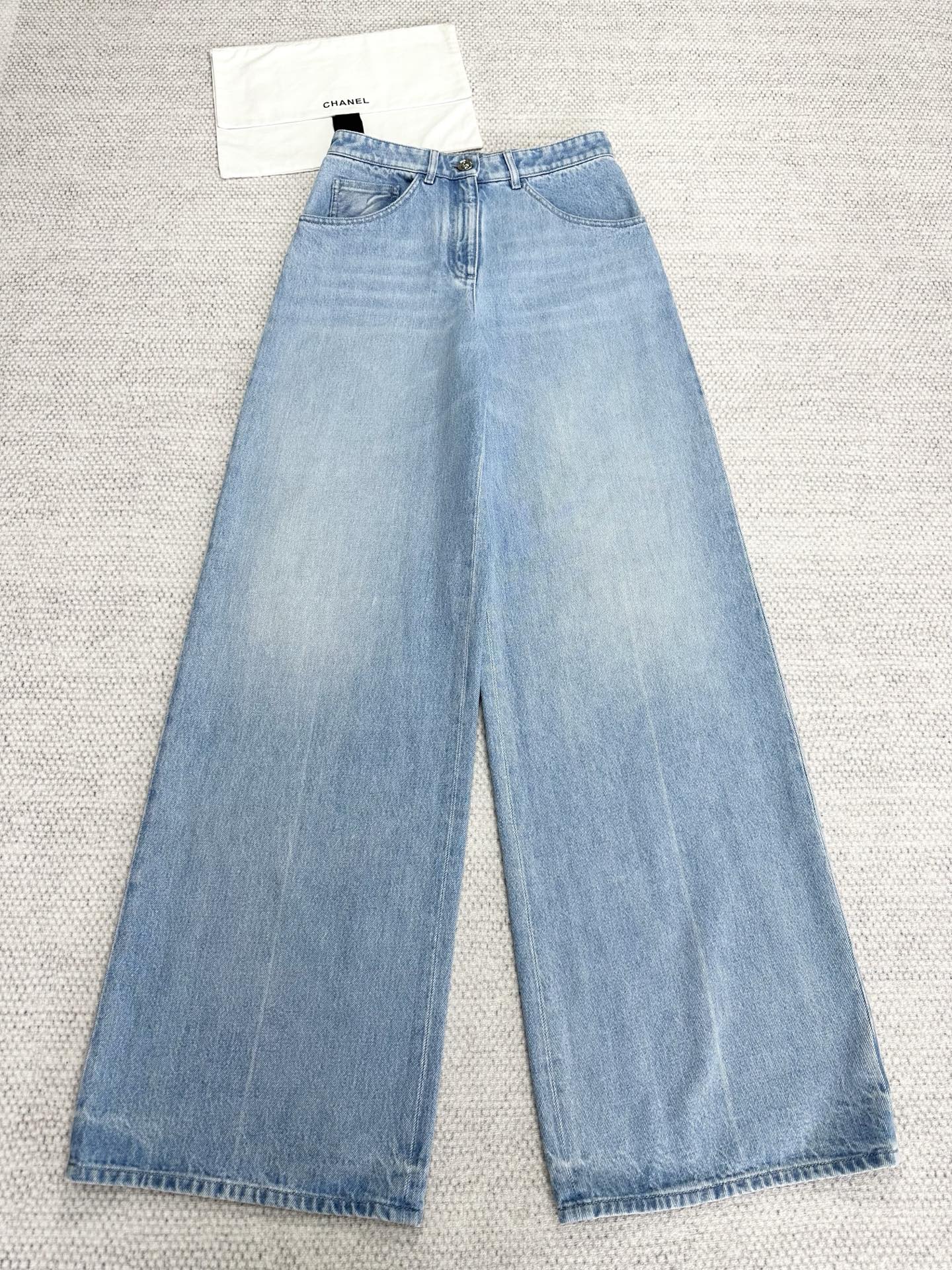 Chanel Wijde Pijpen Jeans met Logo Pailletten - Lichtblauw Denim