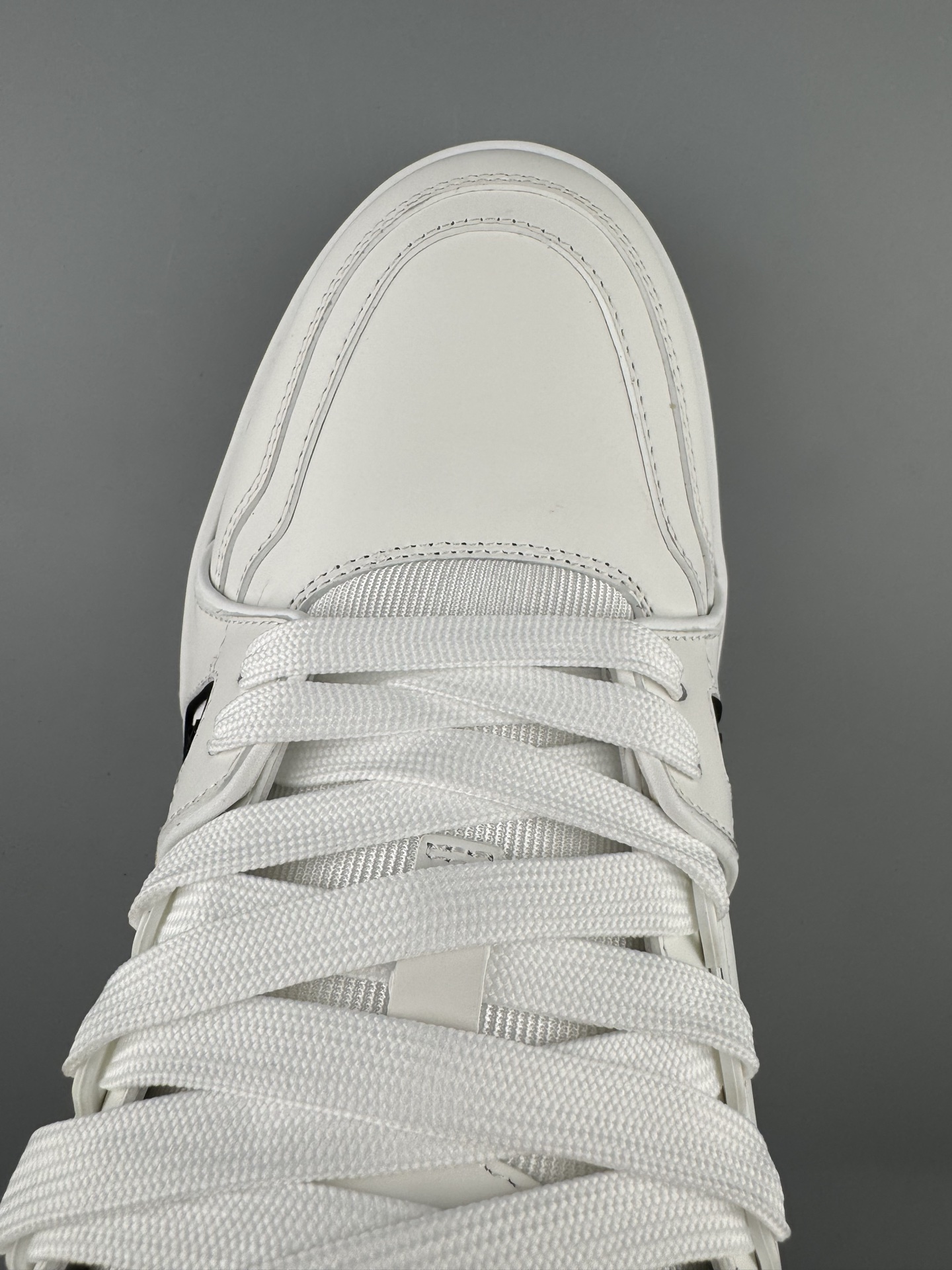 NO:353634,Top purchasing quality, independent private order Lv trainer x Nigo co-branded model pure white classic color scheme Latest version, new embossing, new half-insert midsole, top-level material production, independent private mold Tpu dripping, last model has been transformed countless times, produced using the top-level material broadsole in the market, and the details of the version are highly restored to ZP!  Size:39 40 41 42 43 44 45 46,,louis vuitton19860909顶级代购品质,独立私人订单 Lv trainer x Nigo 联名款 纯白经典配色 最新版本,全新压花,全新半插中底,顶级材料生产,独立私模Tpu滴塑,楦型经过无数次手磨改造,使用全市场最顶级材质大底生产,版型细节高度还原ZP！Size:39 40 41 42 43 44 45 46,,louis vuitton,Men's shoes