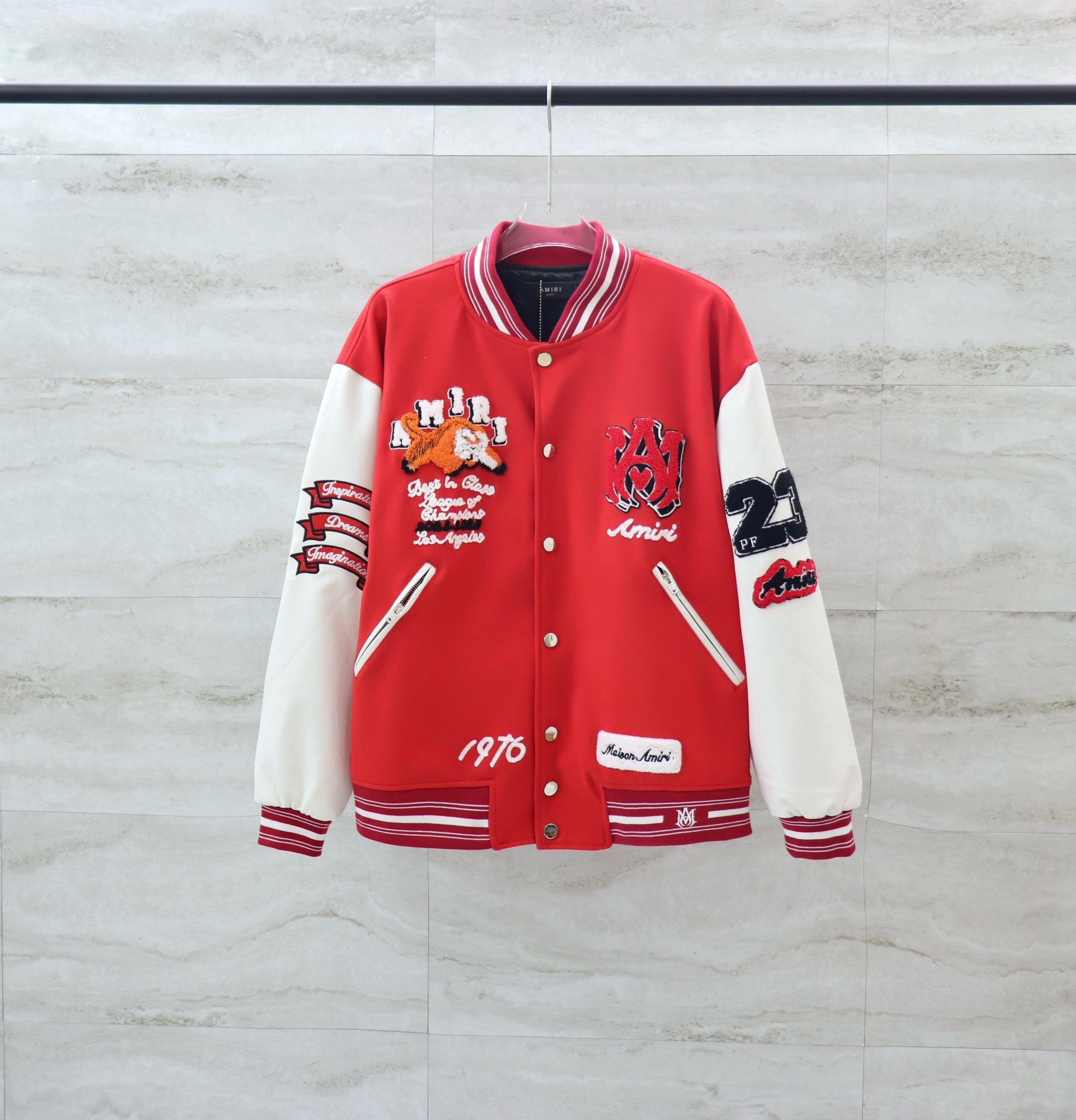 💰195
AMIRI 美式潮牌新款老虎🐅刺绣字母毛巾绒绣花棒球服外套🧥高版本
颜色:红色
码数:M-XXL