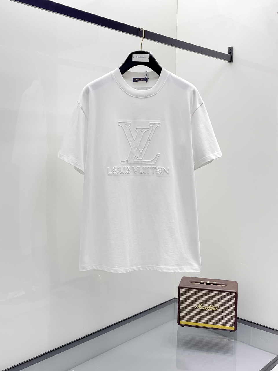 NO:445286,LV summer new product, wash embroidery, high-standard customization, very stylish upper body, customer-supplied auxiliary materials, imported high-end fabrics with very delicate texture, exquisite details and exquisite craftsmanship, extremely shaping, can be matched with any fashion, super good style, a must-have item for trendy men Size S-2XL Color black. White,,louis vuitton,alexander wang19860909LV 夏季新品,洗水刺绣 高标准定制,上身非常有型,客供辅料,客供进口高档面料质感非常细腻,细节工艺精湛考究,塑造性极高的一款单品,任何时装都可以搭配,版型超级好 潮男必备单品 尺码S-2XL 颜色黑. 白,,louis vuitton,alexander wang,Men's clothing