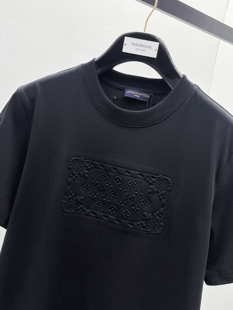 NO:445267,LV summer new product, concave and convex craftsmanship, high-standard customization, very stylish upper body, customer-supplied auxiliary materials, imported high-end fabrics with very delicate texture, exquisite details and exquisite craftsmanship, extremely shaping, can be matched with any fashion, super good style, a must-have item for trendy men Size S-2XL Color black. White,,louis vuitton,alexander wang19860909LV 夏季新品,凹凸工艺 高标准定制,上身非常有型,客供辅料,客供进口高档面料质感非常细腻,细节工艺精湛考究,塑造性极高的一款单品,任何时装都可以搭配,版型超级好 潮男必备单品 尺码S-2XL 颜色黑. 白,,louis vuitton,alexander wang,Men's clothing