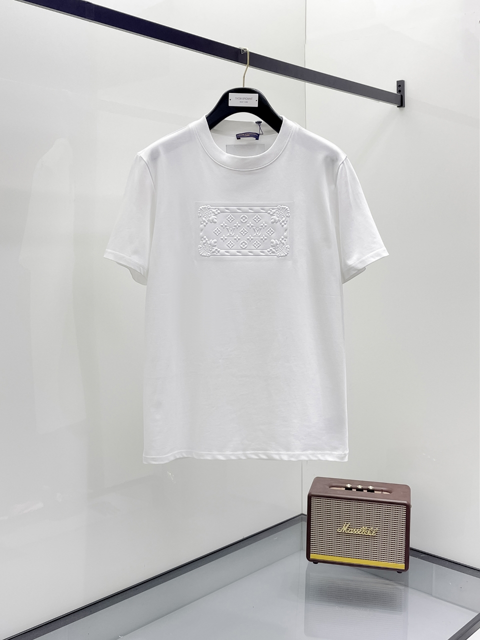 NO:445274,New product in summer, concave and convex craftsmanship, high-standard customization, very stylish upper body, customer-supplied auxiliary materials, imported high-end fabrics with very delicate texture, exquisite details and exquisite craftsmanship, extremely shaping, can be matched with any fashion, super good style, a must-have item for trendy men Size S-2XL Color black. White,,louis vuitton,alexander wang19860909LV夏季新品,凹凸工艺 高标准定制,上身非常有型,客供辅料,客供进口高档面料质感非常细腻,细节工艺精湛考究,塑造性极高的一款单品,任何时装都可以搭配,版型超级好 潮男必备单品 尺码S-2XL 颜色黑. 白,,louis vuitton,alexander wang,Men's clothing