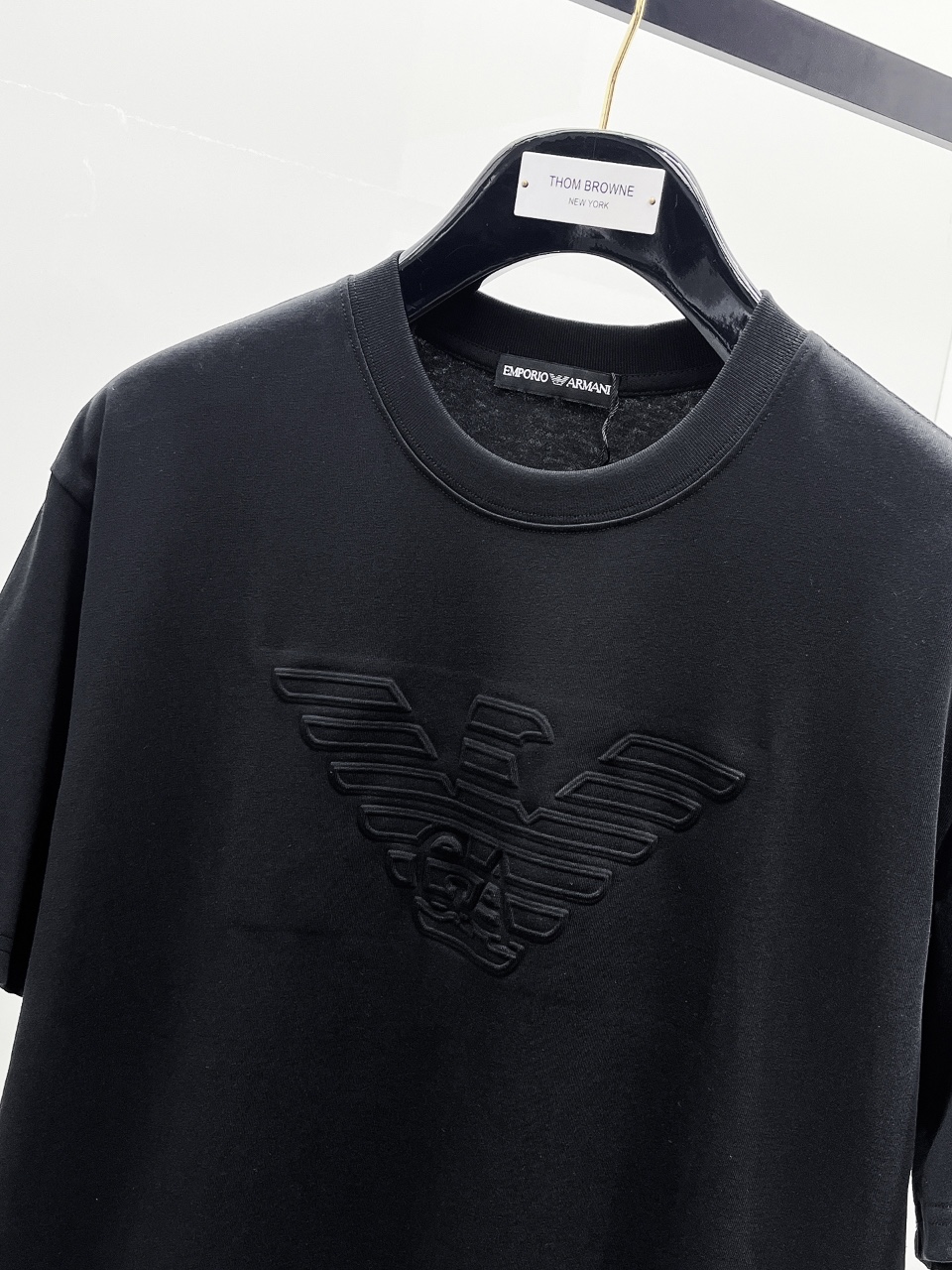 NO:445281,Armani's new summer product, concave and convex craftsmanship, high-standard customization, very stylish upper body, customer-supplied auxiliary materials, imported high-end fabrics with very delicate texture, exquisite details and exquisite craftsmanship, and extremely shaping, can be matched with any fashion, super good style. A must-have item for trendy men Size S-2XL Color black. White, Armani, alexander wang19860909阿玛尼夏季新品,凹凸工艺 高标准定制,上身非常有型,客供辅料,客供进口高档面料质感非常细腻,细节工艺精湛考究,塑造性极高的一款单品,任何时装都可以搭配,版型超级好 潮男必备单品 尺码S-2XL 颜色黑. 白,,armani,alexander wang,Men's clothing