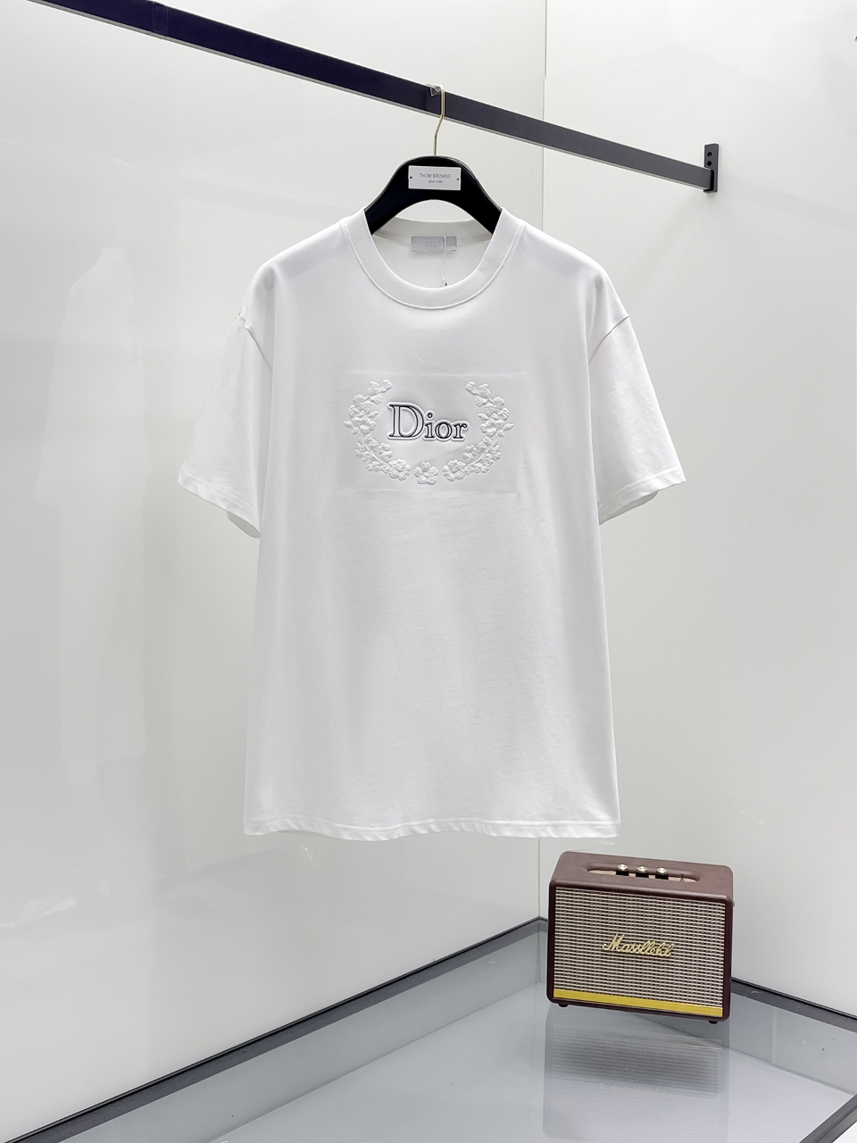 NO:445221,Dio Summer new product, high-wave concave and convex craft, high-standard customization, very stylish upper body, customer-supplied auxiliary materials, customer-supplied imported high-end fabric with very delicate texture, exquisite details and exquisite craftsmanship, extremely shaping, can be matched with any fashion, super good style, a must-have item for trendy men Size S-2XL Color black. White, alexander wang19860909迪欧 夏季新品,高组波凹凸工艺 高标准定制,上身非常有型,客供辅料,客供进口高档面料质感非常细腻,细节工艺精湛考究,塑造性极高的一款单品,任何时装都可以搭配,版型超级好 潮男必备单品 尺码S-2XL 颜色黑. 白,,alexander wang,Men's clothing