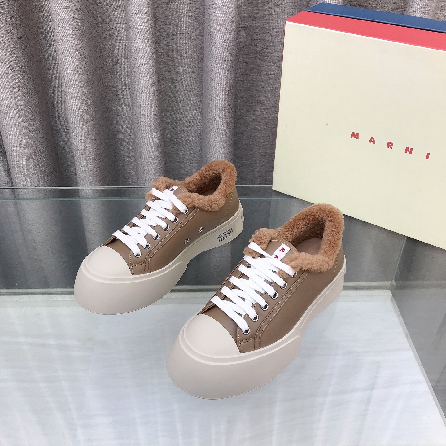 NO:705986,MARNI ~ Mani Maoli big-toe shoes Australian sheep's wool lining, you are not afraid of the cold this winter... Made from the original version, the height-increasing artifact is cute, cute and fashionable, and it can win the hearts of girls in one second. MARNI's catwalk style, classic big-toe shoe shape, modifies the leg shape, and has a silly shape like a fat fish head. It feels great on the feet. The fur is integrated with wool lining. The material is imported cowhide. The lining is Australian sheep's wool lining. The outsole is non-slip and wear-resistant rubber outsole.  Bottom thickness 4CM, size 35-40 (40 customized), casual shoes/sports shoes, marni, sneakers, cowhide19860909MARNI~玛尼毛里大头鞋 澳洲羊卷毛里,这个冬天不怕冷了…… 原版打造,增高神器即蠢萌又可爱又时髦,一秒萌动少女心,MARNI走秀款,经典的大头鞋鞋型,修饰腿型,像胖鱼头一样憨憨的造型 脚感超好皮毛一体羊毛里 面料进口牛皮 内里澳洲羊卷毛里 大底防滑耐磨橡胶大底 底厚4CM 码数35–40（40定做）,休闲鞋/运动鞋,marni,sneakers,cowhide,Women's Shoes