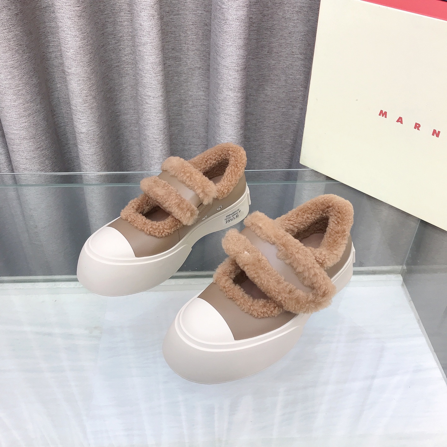 NO:705981,MARNI ~ Marni Mary Jane shoes, the same style as the stars. Australian sheep's wool lining, you are not afraid of the cold this winter... Made from the original version, this height-increasing tool is silly, cute and fashionable. It can win the hearts of girls in one second. MARNI's catwalk style, classic big-toe shoe shape, modified leg shape, and a silly shape like a fat fish head. It feels great on the feet. The fur is integrated with wool lining. The fabric is imported cowhide. The lining is Australian sheep's wool lining.  Outsole Non-slip and wear-resistant rubber outsole, sole thickness 4CM, size 35–40 (customized for 40), single shoes Mary Jane, marni, mary jane, cowhide19860909MARNI~玛尼毛里玛丽珍单鞋,明星同款 澳洲羊卷毛里,这个冬天不怕冷了…… 原版打造,增高神器即蠢萌又可爱又时髦,一秒萌动少女心,MARNI走秀款,经典的大头鞋鞋型,修饰腿型,像胖鱼头一样憨憨的造型 脚感超好皮毛一体羊毛里 面料进口牛皮 内里澳洲羊卷毛里 大底防滑耐磨橡胶大底 底厚4CM 码数35–40（40定做）,单鞋玛丽珍,marni,mary jane,cowhide,Women's Shoes