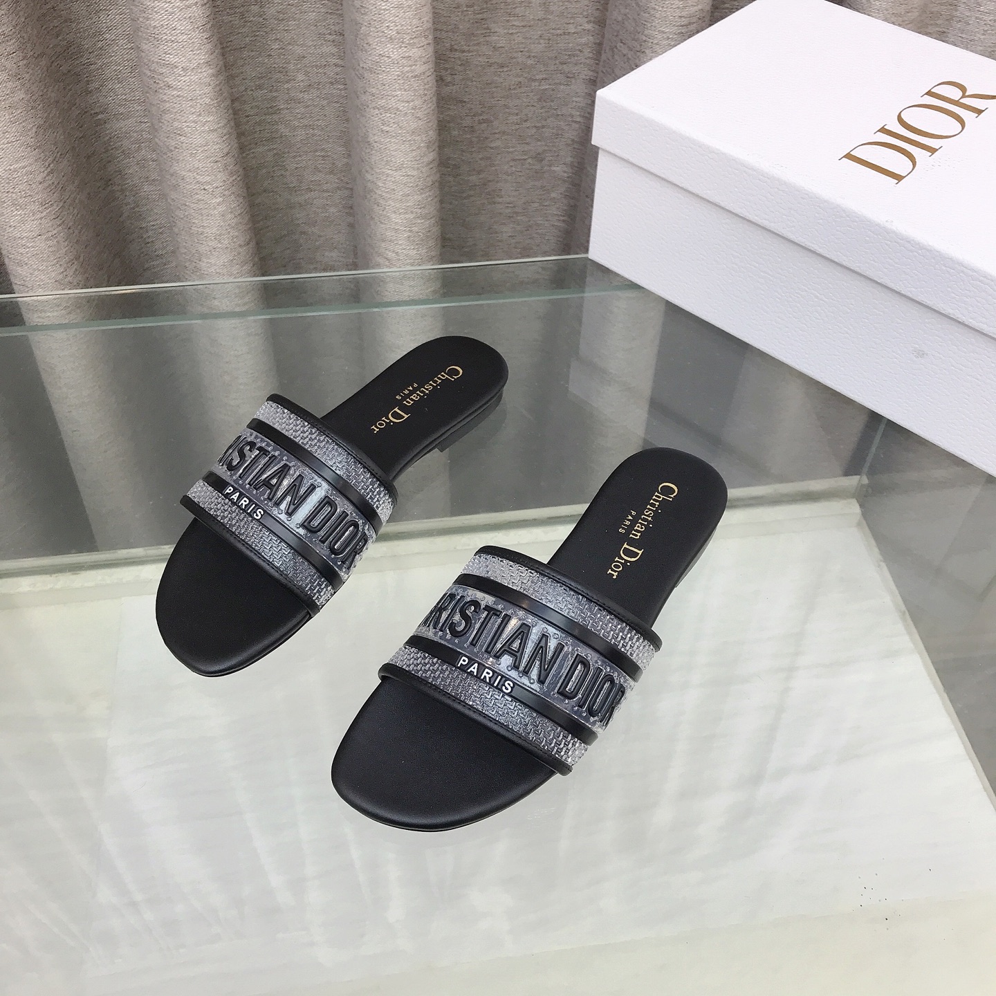 NO:705976,Black 2026 spring and summer latest Dior D-DWAY classic letter slippers. Glue flat sandals. This Dway sandal is an iconic classic item. The upper is embroidered with the 'Christian Dior' logo, which is highly recognizable and shows personality. Eye-catching and versatile, the design is simple, easy to put on and take off, and can easily create a casual fashion look. The upper is customized with TPU technology fabric (glue process). The upper is made of Italian genuine leather.  Size35-39 (34.40.41.42.43 customized, non-returnable), slippers, dior, dior, slippers, Leather soles19860909黑色 2026春夏最新款 Dior迪奥 D-DWAY经典字母一字拖鞋 滴胶平底凉拖鞋 这款 Dway 凉拖是一款标志性的经典单品.鞋面刺绣有“Christian Dior”标志,辨识度高,彰显个性.醒目百搭,设计简约,方便穿脱,可轻松打造随性的时尚造型. 鞋面定制TPU科技面料（滴胶工艺） 大底意大利真皮大底 Size35-39（34.40.41.42.43定做不退换）,拖鞋,dior,dior,slippers,Leather soles,Women's Shoes