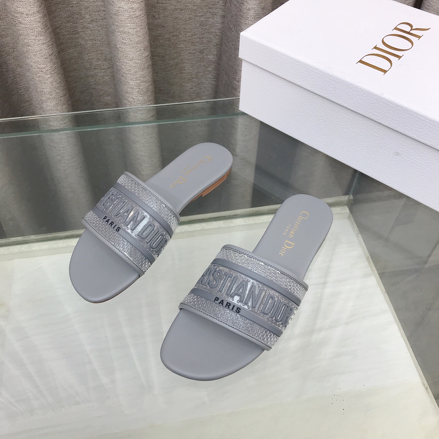 NO:705979,Gray 2026 spring and summer latest Dior D-DWAY classic letter slippers. Glue flat sandals. This Dway sandal is an iconic classic item. The upper is embroidered with the 'Christian Dior' logo, which is highly recognizable and highlights personality. Eye-catching and versatile, the design is simple, easy to put on and take off, and can easily create a casual fashion look. The upper is made of customized TPU technology fabric (glue process) Outsole Italian leather outsole  Size35-39 (34.40.41.42.43 customized, non-returnable), slippers, dior, dior, slippers, Leather soles19860909灰色 2026春夏最新款 Dior迪奥 D-DWAY经典字母一字拖鞋 滴胶平底凉拖鞋 这款 Dway 凉拖是一款标志性的经典单品.鞋面刺绣有“Christian Dior”标志,辨识度高,彰显个性.醒目百搭,设计简约,方便穿脱,可轻松打造随性的时尚造型. 鞋面定制TPU科技面料（滴胶工艺） 大底意大利真皮大底 Size35-39（34.40.41.42.43定做不退换）,拖鞋,dior,dior,slippers,Leather soles,Women's Shoes