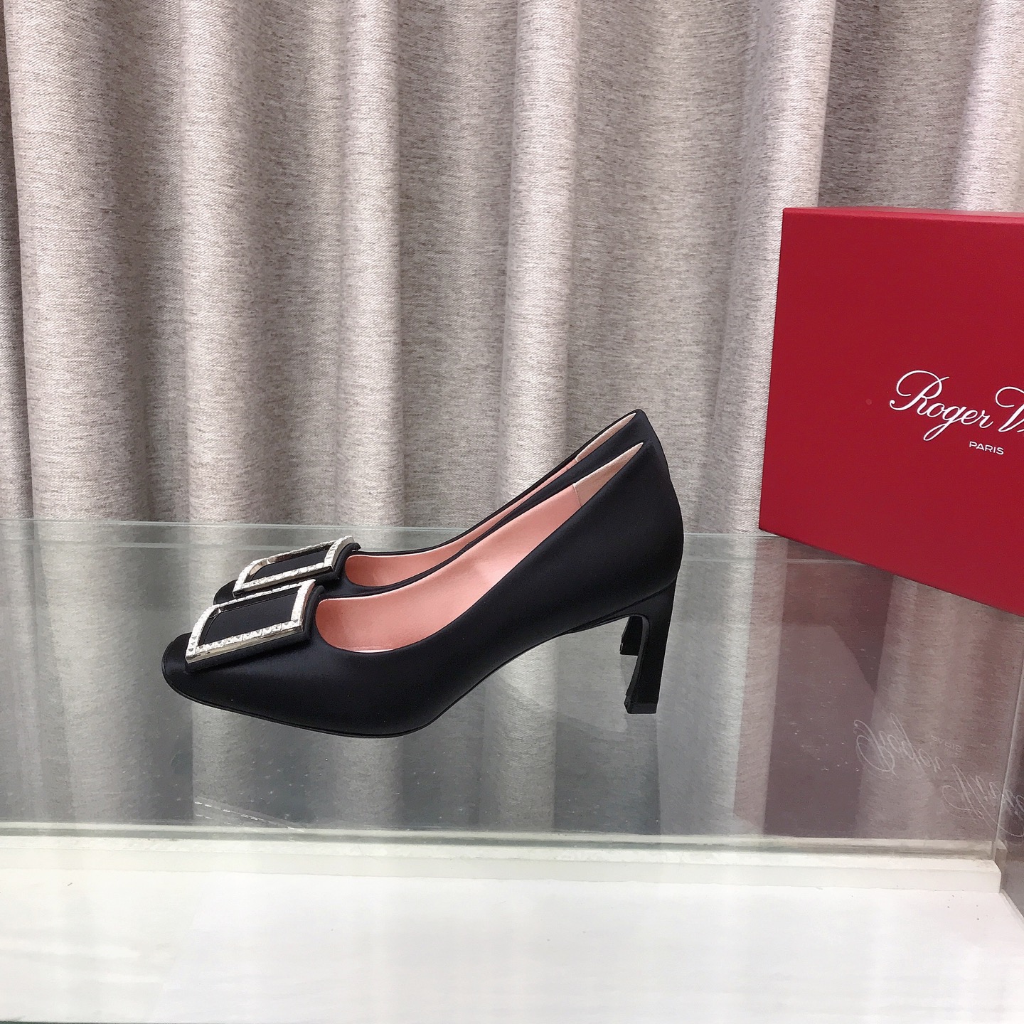 NO:705966,Roge* Vivie* classic square buckle 'banana heel shoes. The color that has been snapped up by the counter recently. Original custom silk/cowhide surface, Italian genuine leather large sole, sheepskin lining, insole, high-end original packaging = exclusive and highest version (check the details yourself, leverage). Heel height 7cm, Size 34-41 (34.40.41 42 custom-made), high-heeled shoes, roger vivor, high heels, cowhide, sheepskin, real  silk,leather soles19860909Roge* Vivie* 经典方扣'香蕉跟单鞋 专柜最近抢疯了的颜色 原版定制真丝/牛皮面,意大利真皮大底头层羊皮内里、鞋垫高档原包装=独家最高版本（细节自己看,杠杠的） 跟高7cm Size34-41码(34.40.41 42定做),高跟鞋单鞋,roger vivier,high heels,cowhide,sheepskin,real silk,Leather soles,Women's Shoes