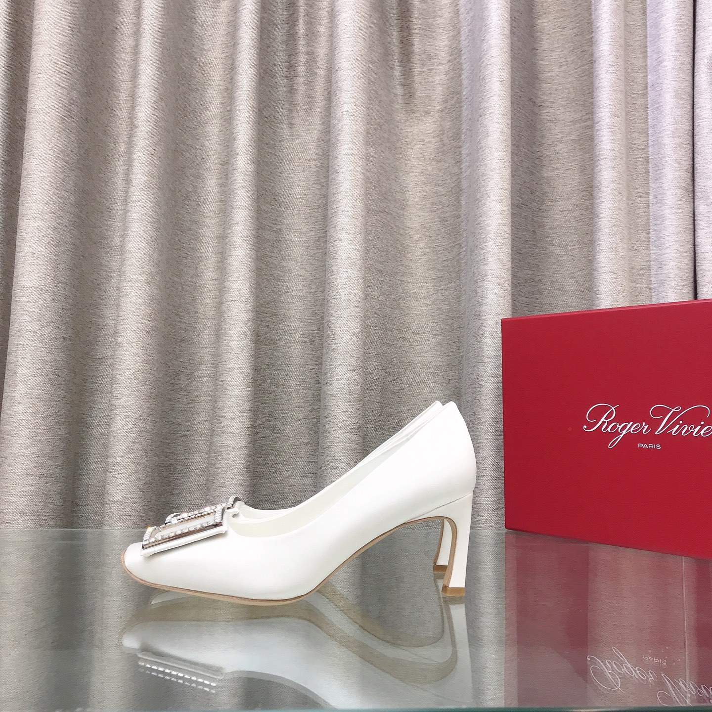 NO:705967,Roge* Vivie* classic square buckle ‘banana heel shoes. The color that the counter has been crazy about recently. Original custom silk/cowhide surface, Italian genuine leather large sole, sheepskin lining, insole, high-end original packaging = exclusive and highest version (see the details yourself, leverage). Heel height 7cm, Size 34-41 (34.40.41 42 custom-made), high-heeled shoes, roger vivor, high heels, cowhide, sheepskin, real  silk,leather soles19860909Roge* Vivie* 经典方扣‘香蕉跟单鞋 专柜最近抢疯了的颜色 原版定制真丝/牛皮面,意大利真皮大底头层羊皮内里、鞋垫高档原包装=独家最高版本（细节自己看,杠杠的） 跟高7cm Size34-41码(34.40.41 42定做),高跟鞋单鞋,roger vivier,high heels,cowhide,sheepskin,real silk,Leather soles,Women's Shoes