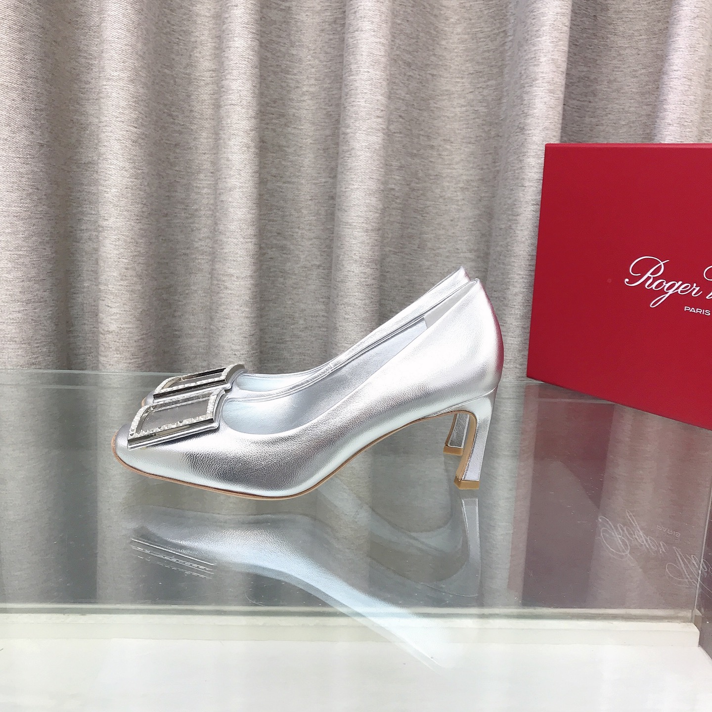 NO:705969,Roge* Vivie* classic square buckle 'banana heel shoes. The color that has been snapped up by the counter recently. Original custom silk/cowhide surface, Italian genuine leather large sole, sheepskin lining, insole, high-end original packaging = exclusive and highest version (check the details yourself, leverage). Heel height 7cm, Size 34-41 (34.40.41 42 custom-made), high-heeled shoes, roger vivor, high heels, cowhide, sheepskin, real  silk,leather soles19860909Roge* Vivie* 经典方扣'香蕉跟单鞋 专柜最近抢疯了的颜色 原版定制真丝/牛皮面,意大利真皮大底头层羊皮内里、鞋垫高档原包装=独家最高版本（细节自己看,杠杠的） 跟高7cm Size34-41码(34.40.41 42定做),高跟鞋单鞋,roger vivier,high heels,cowhide,sheepskin,real silk,Leather soles,Women's Shoes