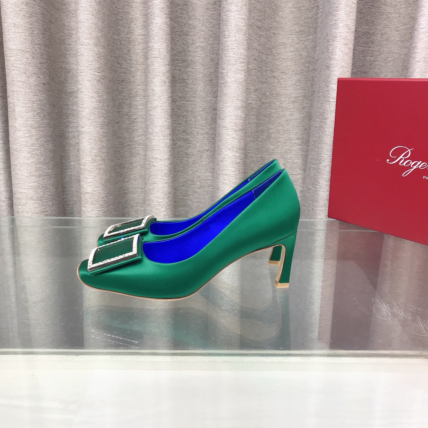 NO:705971,Roge* Vivie* classic square buckle ‘banana heel shoes. The color that the counter has been crazy about recently. Original custom silk/cowhide surface, Italian genuine leather large sole, sheepskin lining, insole, high-end original packaging = exclusive and highest version (see the details yourself, leverage). Heel height 7cm, Size 34-41 (34.40.41 42 custom-made), high-heeled shoes, roger vivor, high heels, cowhide, sheepskin, real  silk,leather soles19860909Roge* Vivie* 经典方扣‘香蕉跟单鞋 专柜最近抢疯了的颜色 原版定制真丝/牛皮面,意大利真皮大底头层羊皮内里、鞋垫高档原包装=独家最高版本（细节自己看,杠杠的） 跟高7cm Size34-41码(34.40.41 42定做),高跟鞋单鞋,roger vivier,high heels,cowhide,sheepskin,real silk,Leather soles,Women's Shoes