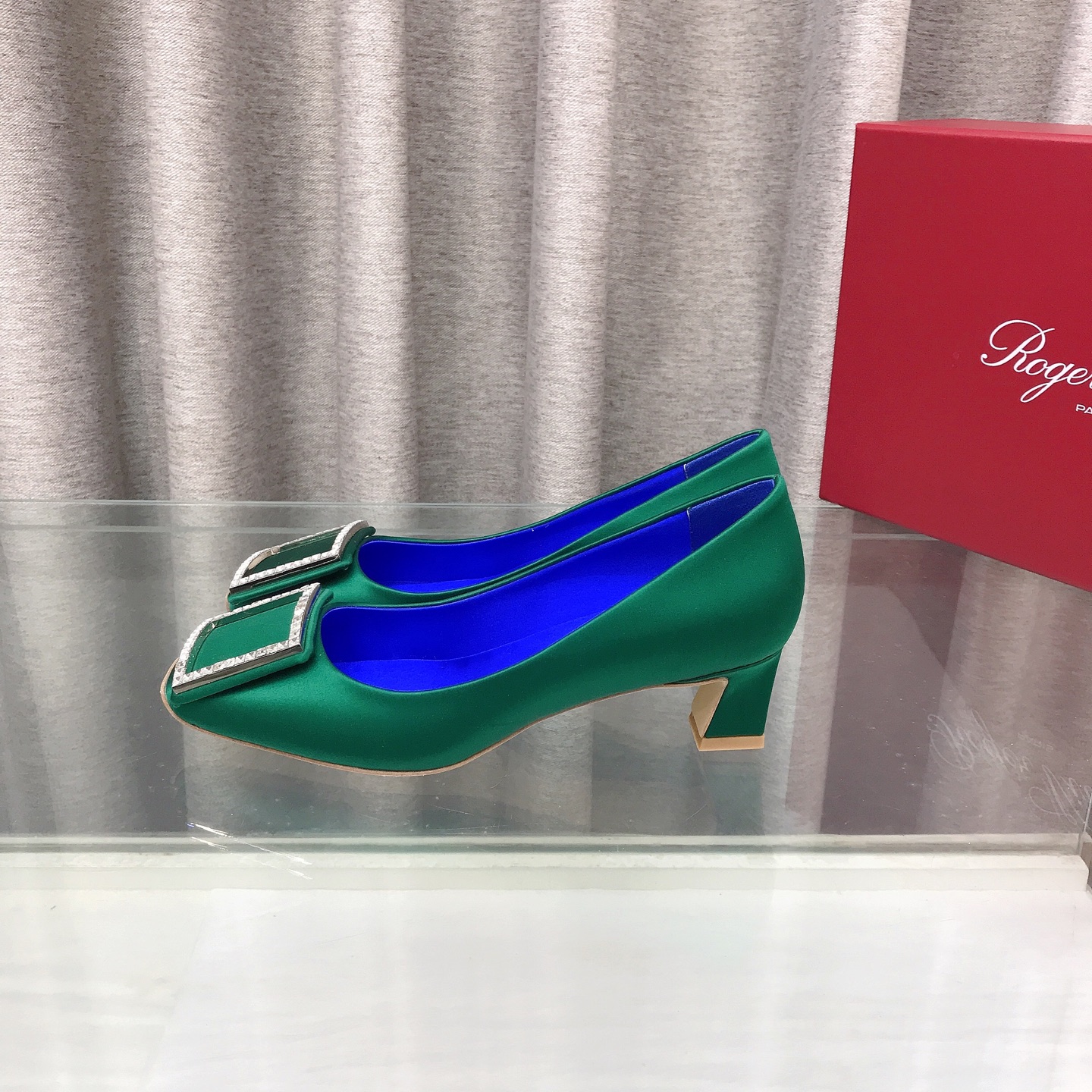 NO:705973,Roge* Vivie* classic square buckle ‘horseshoe heel shoes. The color that the counter has been crazy about recently. Original custom silk/cow leather surface, Italian genuine leather outsole, sheepskin lining, insole, high-end original packaging = exclusive and highest version (see details for yourself, leverage). Heel height 4.5cm, Size 34-41 (34.40.41 42 custom-made), high-heeled shoes, roger vivier, high heels, cowhide, sheepskin, real  silk,leather soles19860909Roge* Vivie* 经典方扣‘马蹄跟单鞋 专柜最近抢疯了的颜色 原版定制真丝/牛皮面,意大利真皮大底头层羊皮内里、鞋垫高档原包装=独家最高版本（细节自己看,杠杠的） 跟高4.5cm Size34-41码(34.40.41 42定做),高跟鞋单鞋,roger vivier,high heels,cowhide,sheepskin,real silk,Leather soles,Women's Shoes