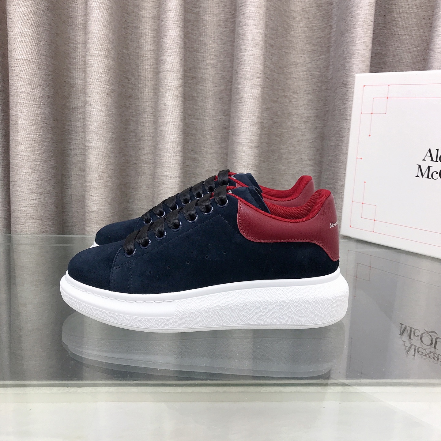 NO:705977,Alexander McQueen black velvet red leather tail, mixed sheepskin lining, women's size, men's size, top-grade cowhide lining, women's size, men's size, crazy call for white shoes, more than 150 kinds of layouts, making the top quality in the market. Alexander mcqueen, classic celebrity popular versatile white shoes, whoever wears them will look good√ One of the shoes with the highest photogenic rate in street photography, tell the babies loudly that my outsole is original and customized  Matte outsole. Rubber foam outsole has a certain degree of hardness and resilience. It is comfortable to walk on. It feels great on the foot (please distinguish between soft PU or yellowing raw rubber soles on the market). Original version. Original customization is the same. Matte silk cowhide imported from Italy. Imported full-grain cowhide for lining. Thick sole design about 4cm, easy to wear on long legs.  Size female size 34-40m (34, 40 customized, non-returnable) male size 38-45 (38, 45 customized, non-refundable), casual shoes/sports shoes, alexander mcqueen, sneakers, cowhide, sheepskin19860909麦昆Alexander McQueen 黑绒红皮尾 混种羊皮内里 女码 男码 顶级牛皮内里 女码 男码 为小白鞋疯狂打call 超过150种版面,做市场最顶级的质量. 麦昆Alexander mcqueen 经典明星爆款百搭小白鞋,谁穿谁好看√ 街拍出镜率最高的鞋之一 大声的告诉宝宝们 我家的大底 原版订制 哑光大底 橡胶发泡大底具有一定硬度性 回弹性 走起来又舒服 脚感杠杠滴（请区分开市场软绵绵的pu或是发黄的生胶底） 原版对版 原版定制一致 意大利进口哑光丝绸牛皮 内里垫脚进口全粒面牛皮 小心机的厚底设计 约4cm 轻松穿出大长腿 Size女码34-40m（34、40订做不退换）男码38-45（38、45定做不退换）,休闲鞋/运动鞋,alexander mcqueen,sneakers,cowhide,sheepskin,Women's Shoes