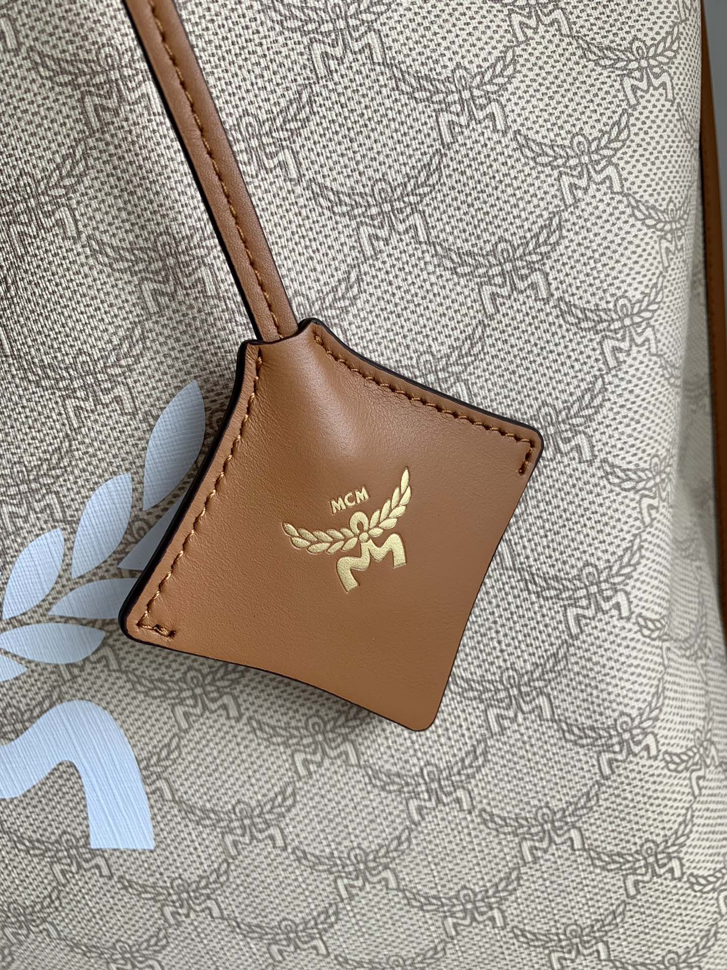 MCM 新款购物袋这款中号购物袋上饰有高贵的月桂叶 构成了Lauretos 花纹
