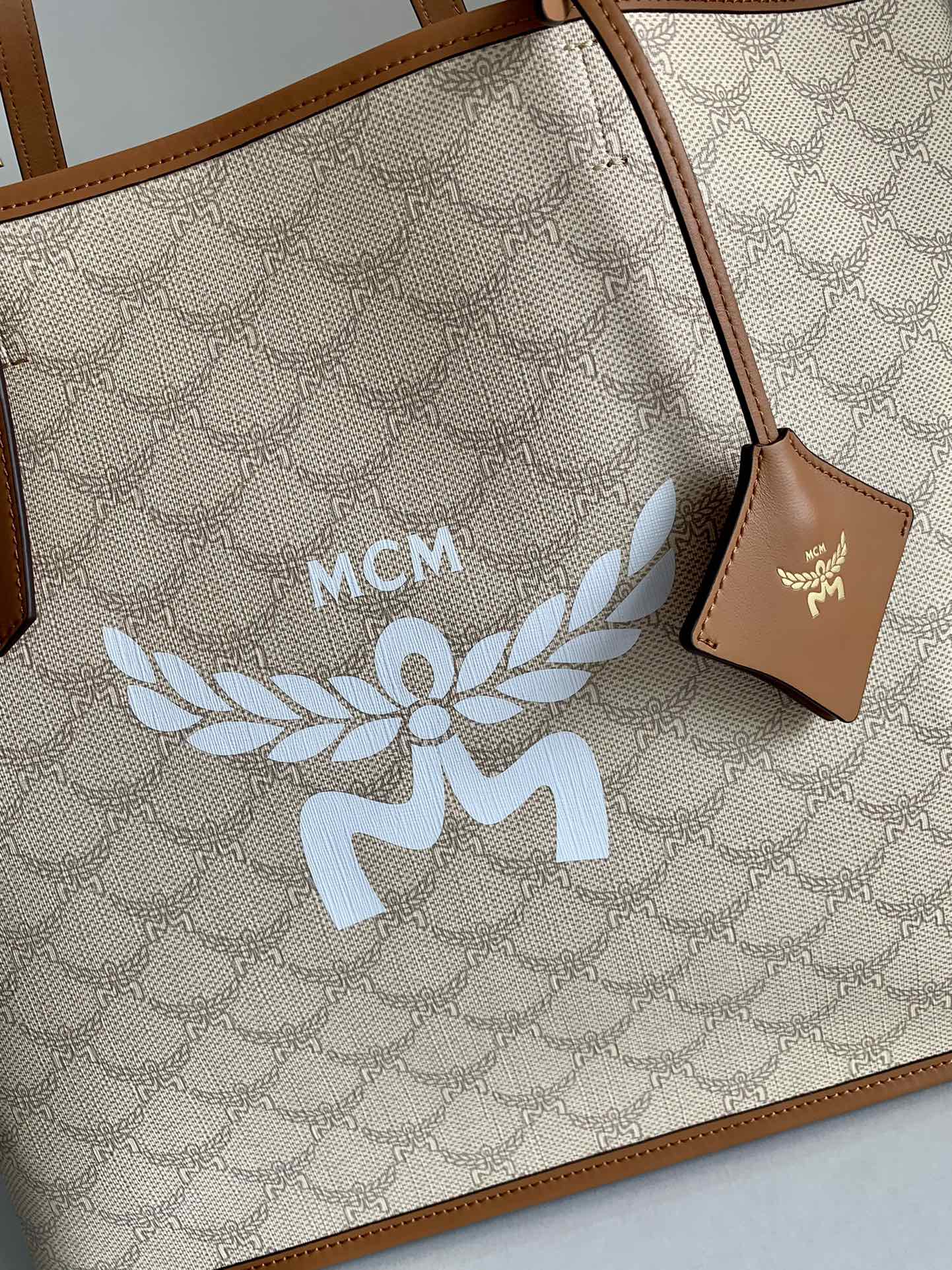 MCM 新款购物袋这款中号购物袋上饰有高贵的月桂叶 构成了Lauretos 花纹