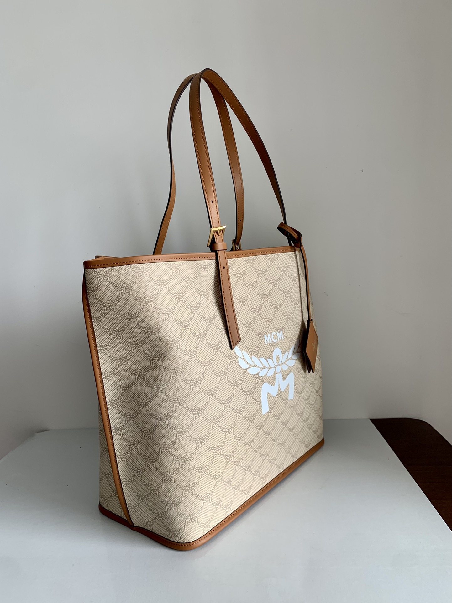 MCM 新款购物袋这款中号购物袋上饰有高贵的月桂叶 构成了Lauretos 花纹