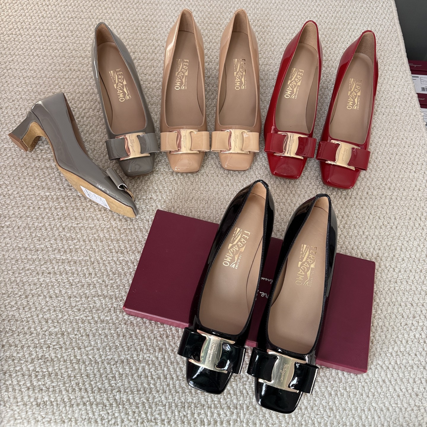 NO:651123,Made in Wanguan, in stock, ——Salvatore Ferragamo bow square toe series, medium heel style. A sense of temperament that you will never forget!  The simple design integrates elegance and comfort. It can reflect your noble and elegant temperament whether it is a daily match or going to various grand occasions. The version is very pedicure and has a versatile temperament. Material introduction: imported cow patent leather upper, sheepskin lining, Italian two-color leather outsole, classic bow accessories, three-dimensional and textured!  Size 35/36/37/38/39/40., single shoes, louis vuitton, ferragamo, ferragamo, sheepskin19860909莞产,现货, ——Salvatore Ferragamo 菲拉格慕蝴蝶结 方头系列 中跟款. 一眼不忘的气质感！ 简单的设计,集优雅与舒适度为一体,无论是日常搭配还是出入各种盛大场所,都可以体现出你的高贵典雅气质,版型非常修脚,气质百搭. 材质介绍 鞋面进口牛漆皮, 内里内里羊皮, 大底意大利双色皮底, 经典蝴蝶结配饰、立体有质感！ 码数35/36/37/38/39/40.,单鞋,louis vuitton,ferragamo,ferragamo,sheepskin,Women's Shoes