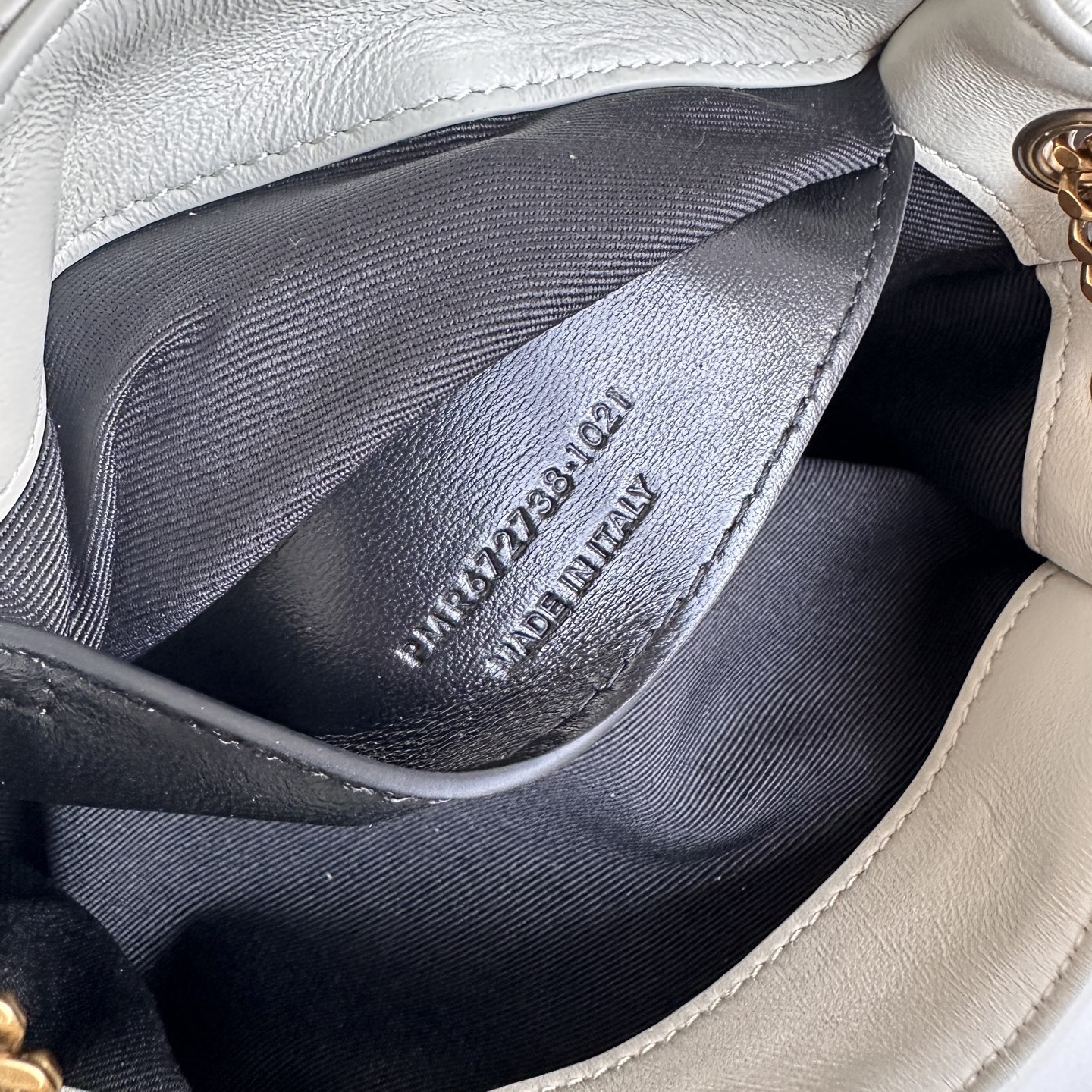 Yves Saint Laurent White Leather Shoulder Bag with Gold Hardware 4 i1745222998013 6264 0 3