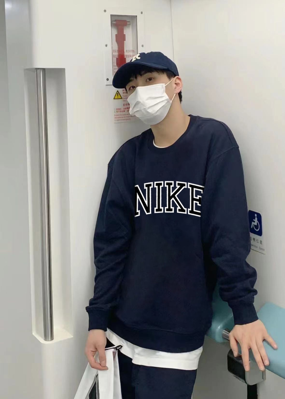 供货价:65💰新品卫衣发布会♻️纯棉毛圈设计,300克足重量,贸易出口货,原包装吊牌（另有38💴华棉版本340克推荐入手）可以随意来图订制 支持一件代发 批发 等  
nike 经典款全棉加厚320g休闲圆领套头卫衣
全套包装 高品质
卫衣采用320g多支纱线纺织工艺 手感厚实
全棉面料 透气舒适 顶级质感
颜色：图示颜色
尺码：M L XL
 胸围 肩宽 袖长 衣长
M 62 63.5 53 70
L 64 65.5 54.5 72
XL 66 67.5 56 74
尺码 建议身高 建议体重
M 160cm-170cm 50kg-65kg
L 170cm-180cm 65k g-85kg
XL 180cm-195cm 85kg-115kg