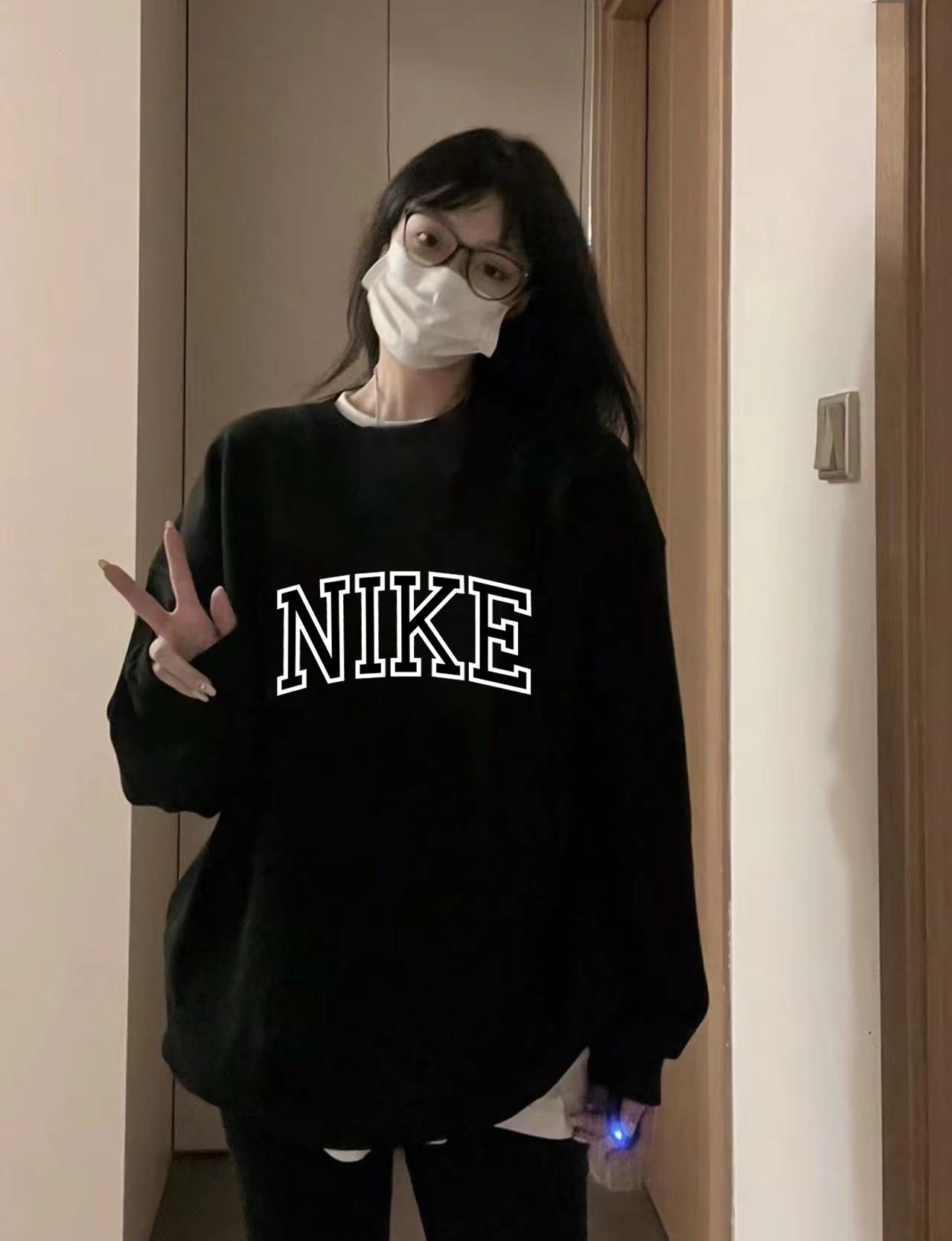 供货价:65💰新品卫衣发布会♻️纯棉毛圈设计,300克足重量,贸易出口货,原包装吊牌（另有38💴华棉版本340克推荐入手）可以随意来图订制 支持一件代发 批发 等  
nike 经典款全棉加厚320g休闲圆领套头卫衣
全套包装 高品质
卫衣采用320g多支纱线纺织工艺 手感厚实
全棉面料 透气舒适 顶级质感
颜色：图示颜色
尺码：M L XL
 胸围 肩宽 袖长 衣长
M 62 63.5 53 70
L 64 65.5 54.5 72
XL 66 67.5 56 74
尺码 建议身高 建议体重
M 160cm-170cm 50kg-65kg
L 170cm-180cm 65k g-85kg
XL 180cm-195cm 85kg-115kg