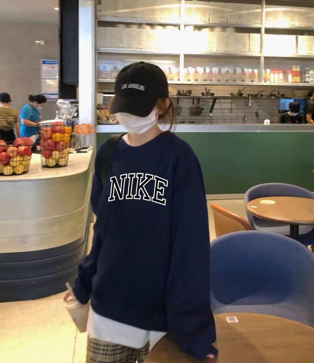 供货价:65💰新品卫衣发布会♻️纯棉毛圈设计,300克足重量,贸易出口货,原包装吊牌（另有38💴华棉版本340克推荐入手）可以随意来图订制 支持一件代发 批发 等  
nike 经典款全棉加厚320g休闲圆领套头卫衣
全套包装 高品质
卫衣采用320g多支纱线纺织工艺 手感厚实
全棉面料 透气舒适 顶级质感
颜色：图示颜色
尺码：M L XL
 胸围 肩宽 袖长 衣长
M 62 63.5 53 70
L 64 65.5 54.5 72
XL 66 67.5 56 74
尺码 建议身高 建议体重
M 160cm-170cm 50kg-65kg
L 170cm-180cm 65k g-85kg
XL 180cm-195cm 85kg-115kg