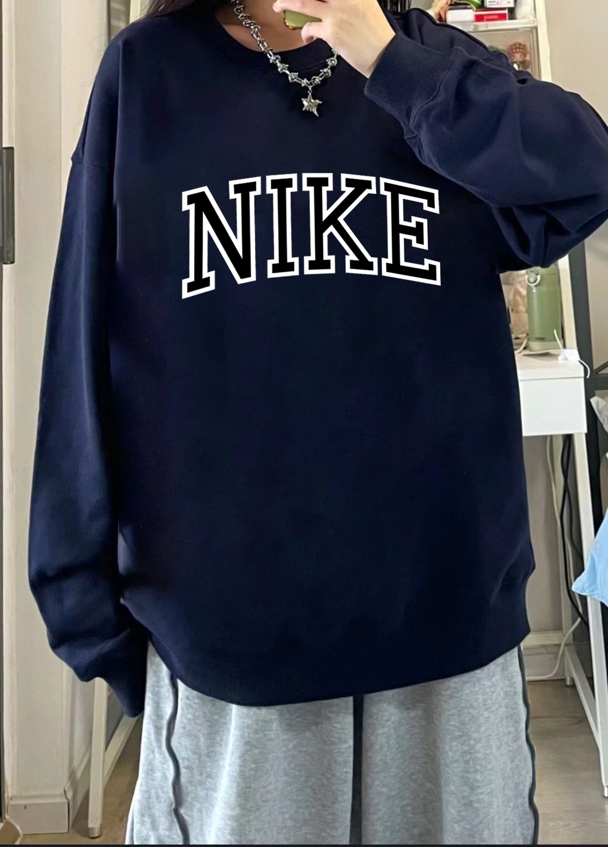 供货价:65💰新品卫衣发布会♻️纯棉毛圈设计,300克足重量,贸易出口货,原包装吊牌（另有38💴华棉版本340克推荐入手）可以随意来图订制 支持一件代发 批发 等  
nike 经典款全棉加厚320g休闲圆领套头卫衣
全套包装 高品质
卫衣采用320g多支纱线纺织工艺 手感厚实
全棉面料 透气舒适 顶级质感
颜色：图示颜色
尺码：M L XL
 胸围 肩宽 袖长 衣长
M 62 63.5 53 70
L 64 65.5 54.5 72
XL 66 67.5 56 74
尺码 建议身高 建议体重
M 160cm-170cm 50kg-65kg
L 170cm-180cm 65k g-85kg
XL 180cm-195cm 85kg-115kg