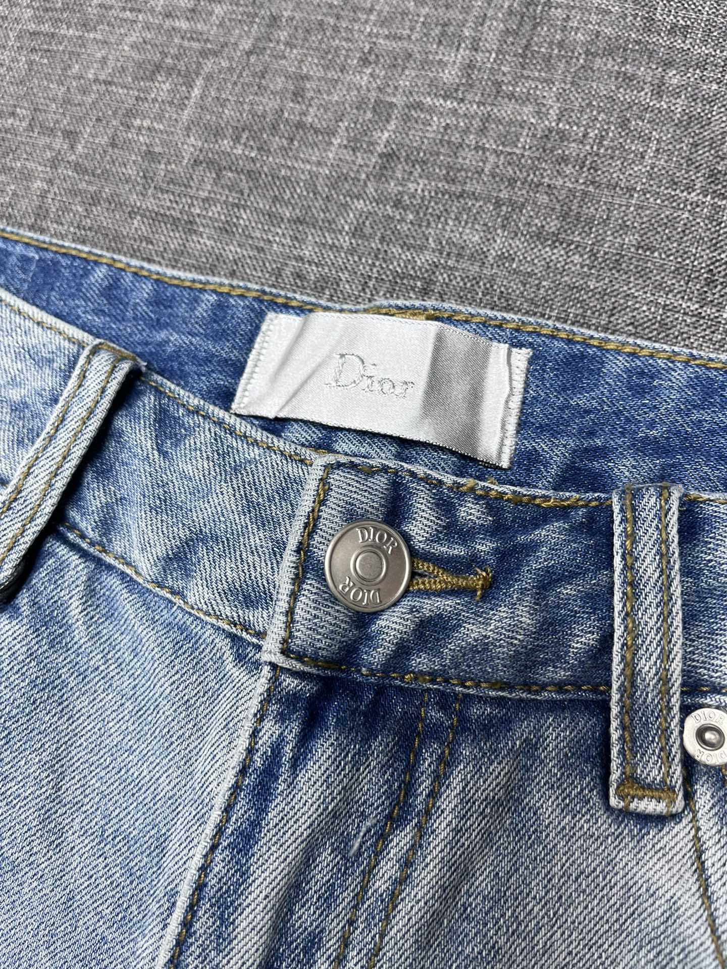 Dior迪奥家2024新款牛仔裤高档大气富有时尚元素原单牛仔裤百年奢侈品牌极具英国传统高贵的设计风格赢取