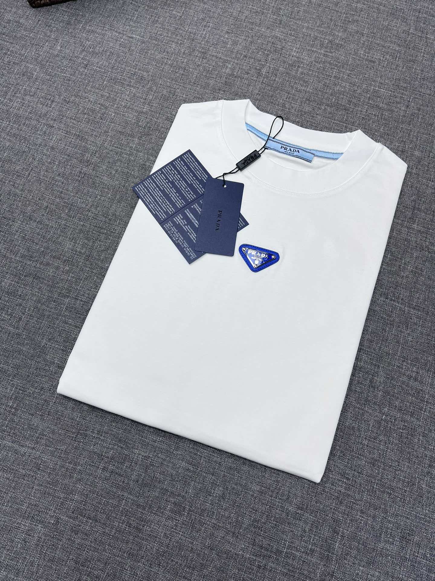 Prada普拉达2024夏款圆领短袖T恤经典大方的款式可以穿十年都还是流行的那种你一定要收藏几件难得精致