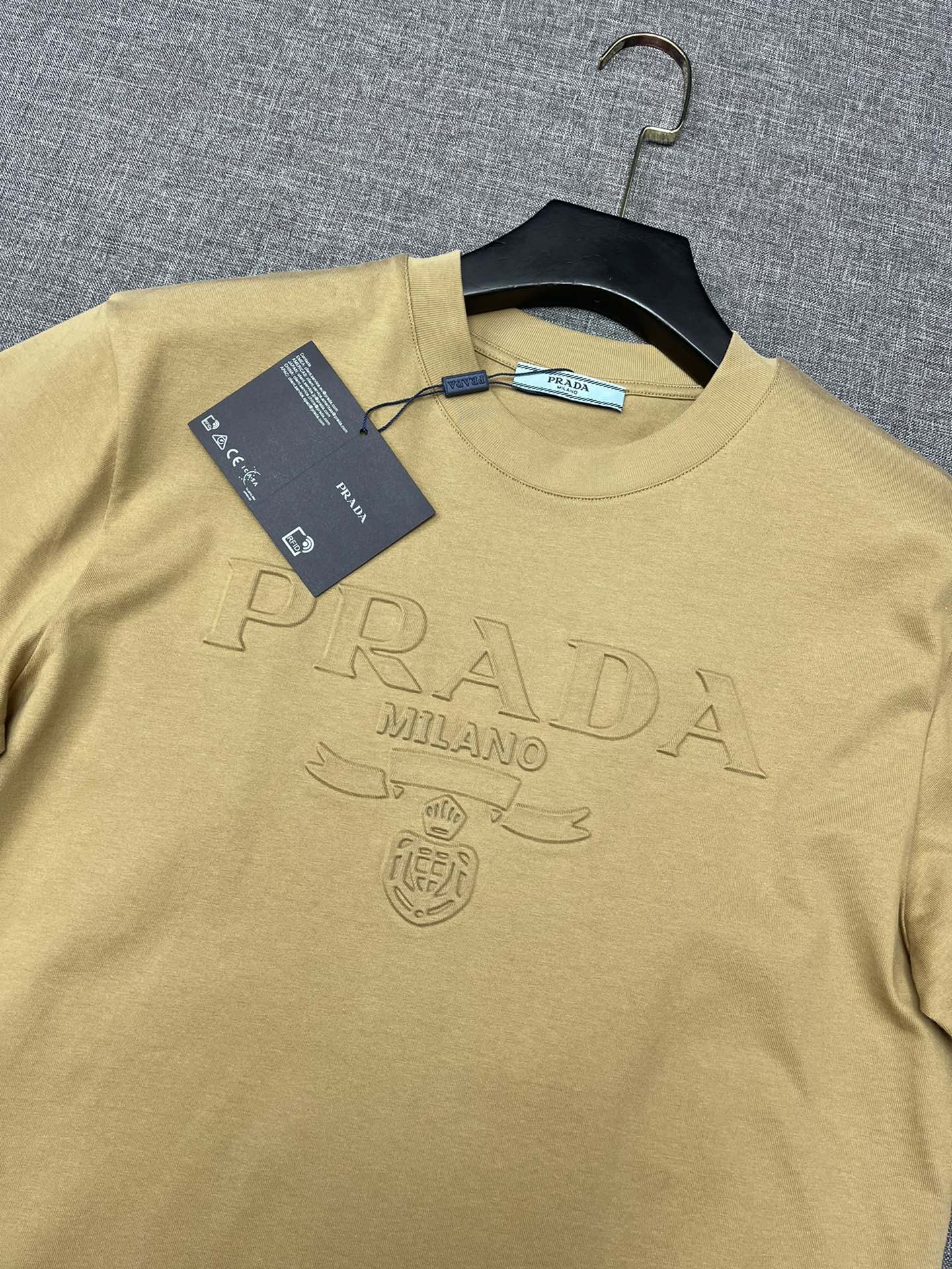 Prada普拉达2024夏款圆领短袖T恤经典大方的款式可以穿十年都还是流行的那种你一定要收藏几件难得精致
