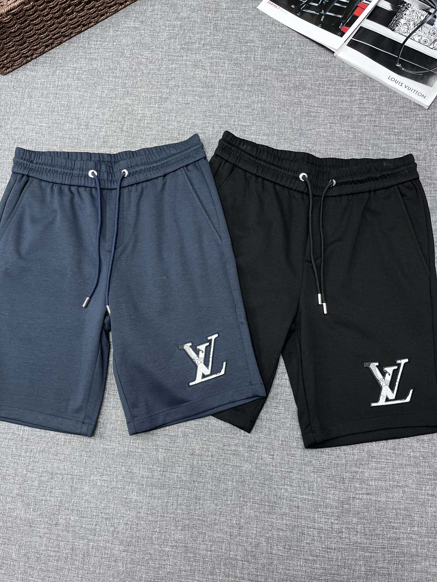 NO:125985,Donkey brand 1V men's casual shorts, Hong Kong foreign business channel goods, high-end Japanese OEM production, heavy platinum-grade products, G cabinet same channel order, 7K !  22SS spring and summer new product, officially announced album poster outfits!  Customers provide high-end imported primary color fabrics, heavy environmentally friendly plant enzyme washing technology, the texture has a light retro color, which is quite beautiful and perfect for spring and summer color matching. The fabric is soft and delicate after washing, but has a strong sense of muscles and a little elastic, providing an excellent comfortable experience. The details of the whole body are exquisite and exquisite, all reflecting the ingenious craftsmanship!  The style is perfectly tailored, and the hip lifting effect is excellent. It can easily sweep any top matching in the wardrobe. It has extensive compatibility and is satisfied with various daily outfits. It has a lot of upper body styles and must-have trousers for quality control and LV masturbation control!  A size M-3XL, louis vuitton,louis vuitton,shorts,alexander wang19860909驴牌1V家男士休闲短裤,香港洋行渠道货,高端日本代工出品,重磅白金级臻品,G柜同渠道订单,7K ！22SS春夏新品,官宣画册海报穿搭款！ 客供高级进口原色面料,重磅环保植物酵素水洗工艺,肌理有着淡淡的复古色彩,相当漂亮,极符合春夏的配色,面料经过水洗后柔软细腻,但筋骨感极强,且略带弹力,提供了绝佳的舒适体验,通身细节精湛且考究,无不体现出匠心工艺！版型剪裁完美,提臀修身效果绝佳,可轻松横扫衣橱任何的上装搭配,兼容性广泛,满足于日常各种穿搭,上身型款十足,于品质控及LV迷控者必入型裤装！a尺码M-3XL,,louis vuitton,louis vuitton,shorts,alexander wang,Men's clothing