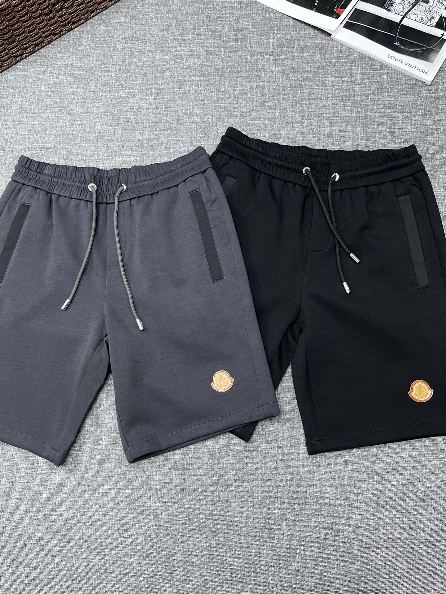 NO:125987,Moncler masked summer fashion casual new style men's casual elastic shorts, high-end version!  Brand LOGO is matched with customized fabrics for counters. It is breathable and comfortable, with impeccable details, and a tight waist design!  Brand elements design concept reflects high quality. It feels delicate and soft!  It is casually cut, with a great upper body style!  A must-have for summer!  a counter size M-3XL, christian louboutin, Moncler, shorts, alexander wang19860909Moncler 蒙口 夏季时尚休闲新款男士休闲松紧短裤,高端版本！品牌LOGO搭配专柜定制面料 透气舒适度高,细节无可挑剔,腰围松紧设计！品牌元素设计理念,体现高品质.手感细腻柔软！呈现休闲裁剪,上身版型超赞！夏季必备！a专柜尺码M-3XL,,christian louboutin,Moncler,shorts,alexander wang,Men's clothing