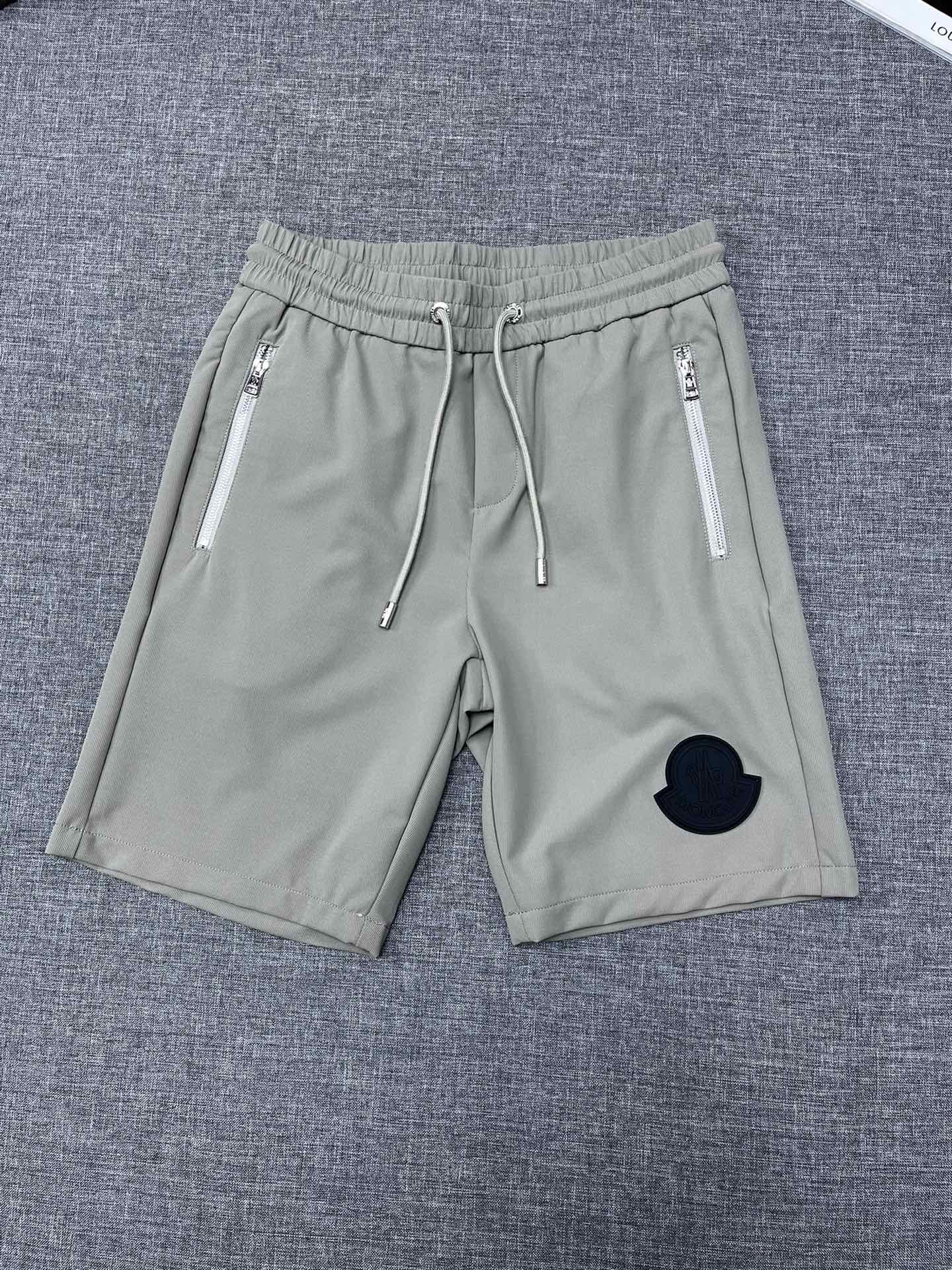 NO:125995,Moncler masked summer fashion casual new style men's casual elastic shorts, high-end version!  Brand LOGO is matched with customized fabrics for counters. It is breathable and comfortable, with impeccable details, and a tight waist design!  Brand elements design concept reflects high quality. It feels delicate and soft!  It is casually cut, with a great upper body style!  A must-have for summer!  a counter size M-3XL, christian louboutin, Moncler, shorts, alexander wang19860909Moncler 蒙口 夏季时尚休闲新款男士休闲松紧短裤,高端版本！品牌LOGO搭配专柜定制面料 透气舒适度高,细节无可挑剔,腰围松紧设计！品牌元素设计理念,体现高品质.手感细腻柔软！呈现休闲裁剪,上身版型超赞！夏季必备！a专柜尺码M-3XL,,christian louboutin,Moncler,shorts,alexander wang,Men's clothing