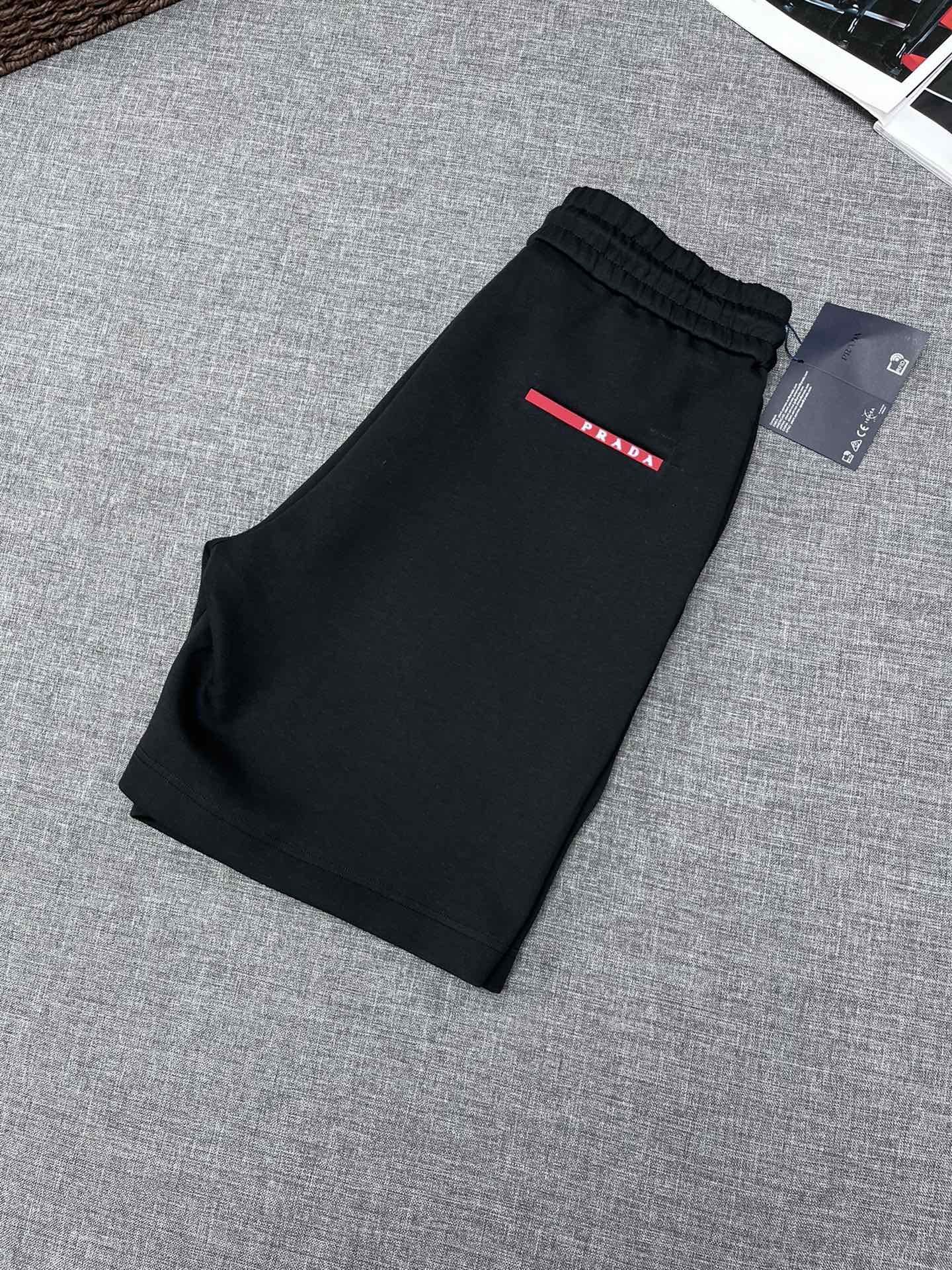 NO:125989,PRADA P family original single men's thin casual shorts, trading company channel goods, 25F/W spring and summer new products, high-end Mauritius OEM production, perfect appearance, officially announced model wear items, the ace-level hot product every season, it is like a classic signature textbook!  A pair of pants with a very beautiful aesthetic tone is dominated by fabric and quality, continuing the essence of normal design, with label elements perfectly embedded, which is a distinctive feature of identity and is quite distinctive!  Customer-supplied imported Italian fabrics, the fabric has first-class texture, slightly elastic, excellent scratchiness and boneiness, and the capable and neat cuts, and the upper body effect is excellent!  It can sweep the wardrobe with any top matching, with wide compatibility, fully supporting the entire summer matching item, both business commuting and leisure, satisfied with various daily outfits, full of upper body styles!  A size M-3XL, prada, prada, shorts, alexander wang19860909PRADA 普拉达 P家原单男士薄休闲短裤,贸易公司渠道货,25F/W春夏新品,高端毛里求斯代工出品,品相完美如斯,官宣模特穿搭单品,每一季的王牌级爆款担当,俨然属于经典招牌教科书般存在！极具P家美学基调的一款裤子,以面料和品质为主导,延续了常态化的设计精髓,标签化元素完美嵌入,属于身份的特色彰显,辨识度颇为鲜明！客供进口意大利面料,面料质地一流,略带弹力,挺刮度与筋骨感极好,干练利落的裁剪,上身效果极好！可横扫衣橱任何的上装搭配,兼容性广泛,完全撑起整个夏季搭配单品,商务通勤休闲兼备,满足于日常各种穿搭,上身型款十足！a尺码M-3XL,,prada,prada,shorts,alexander wang,Men's clothing