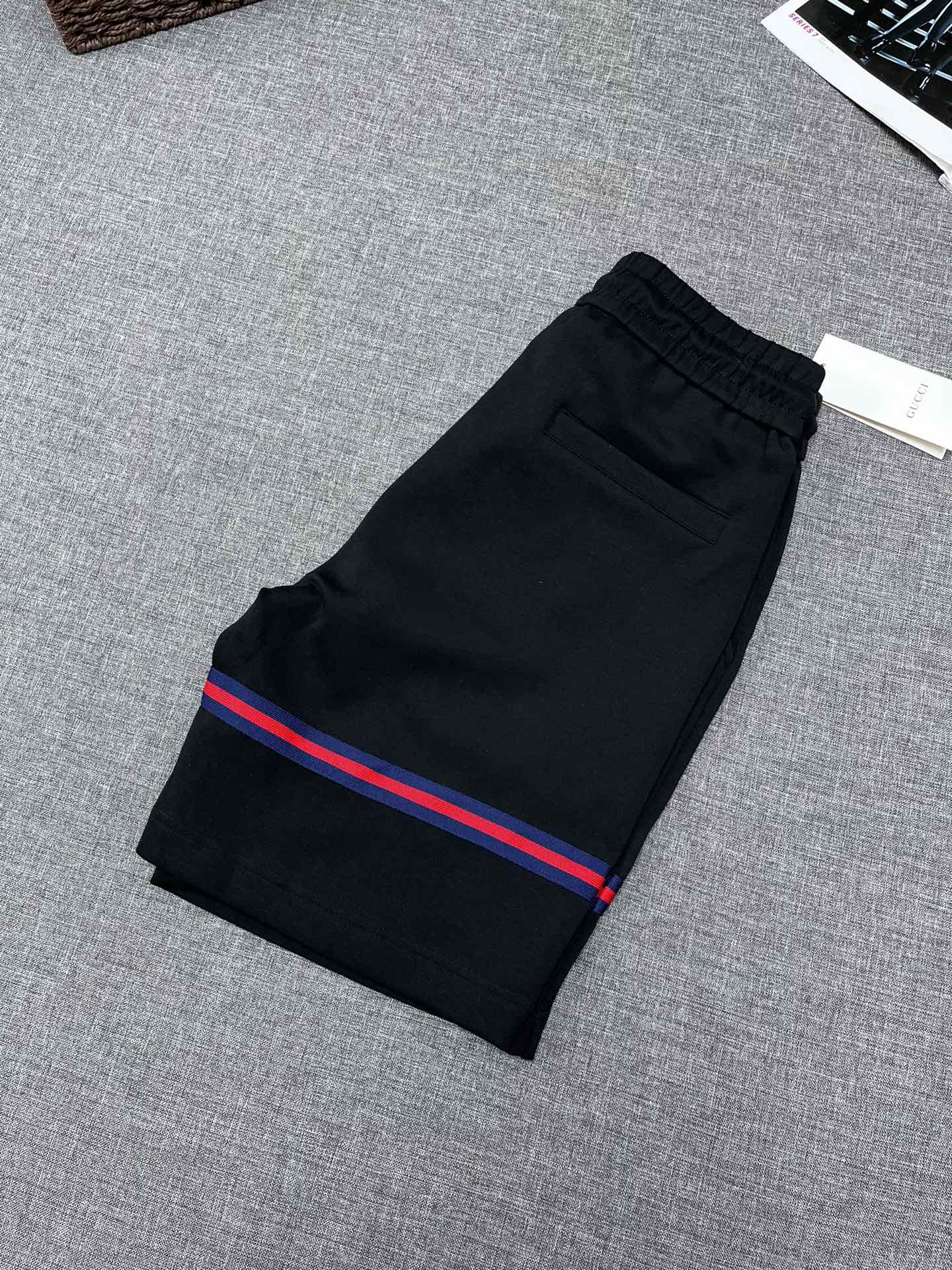 NO:125990,GUCCI Guqi men's fashion casual shorts, a classic style series, continues the fashionable and simple design tone of G's home, with a high-end style aura, excellent comfort and breathability, and various exquisite details, first-class quality, perfect. The hand-stitched stitching in the waistband demonstrates excellent craftsmanship. The threading, edge wrapping and lining craftsmanship are exquisite and delicate, enough to challenge the quality control of the ashes. The exquisite double G embellishment becomes the visual focus, instantly advancing temperament and fashion sense to a new level. The versatile color matching easily challenges any top, perfectly combining business and casual style outfits!  A size M-3XL, gucci, gucci, shorts, alexander wang19860909GUCCI 古奇男士时装休闲短裤,巨经典的风格系列单品,延续了G家时髦简约的设计基调,有着高级格调气场,舒适性与透气性兼优,细节方面各种考究,品相一流,完美如斯,腰封内里手工缝线彰显了出色的匠心工艺,走线、包边、内衬工艺精湛细腻,足以挑战骨灰级品质控,精美双G点缀成为视觉焦点,瞬间将气质与时髦感进阶到新的高度,百搭系配色,轻松挑战任何上装,完美兼具商务与休闲风格穿搭！a尺码M-3XL,,gucci,gucci,shorts,alexander wang,Men's clothing