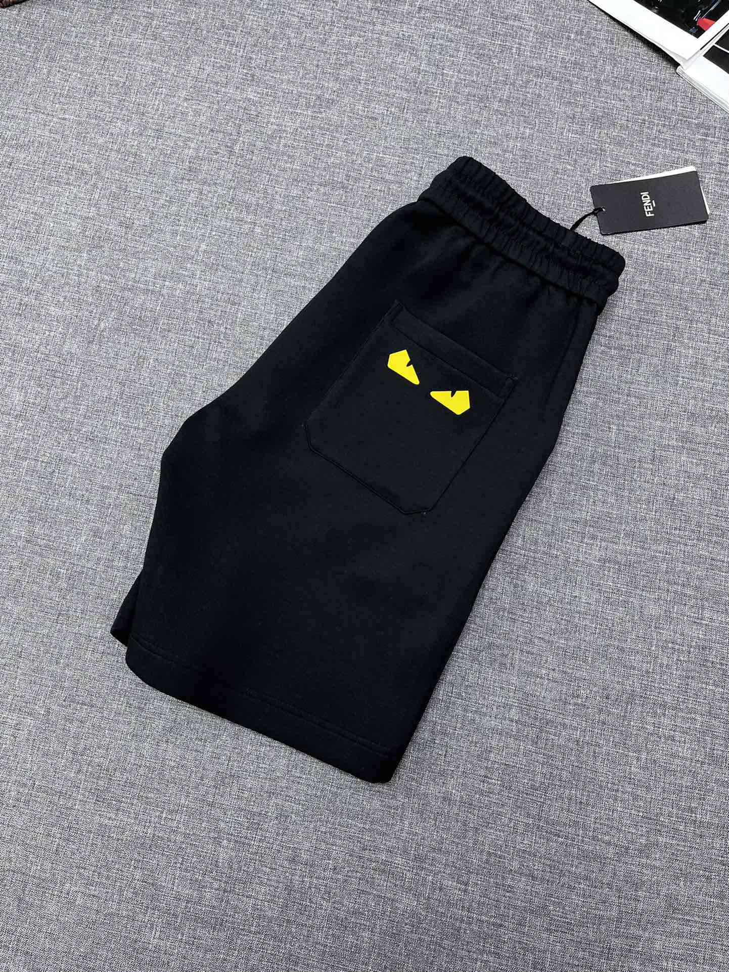 NO:125992,FENDI 2025ss summer new product original casual shorts customized original fabric, excellent skin-friendly feeling, simple casual style creates fashionable items that are both casual and personalized, luxury classic brand logo design, taste and value sharing, very comfortable to wear, low-key and luxurious, very classy when worn, no need to say much about the pants style and cut, the upper body is exquisite and vivid. A truly first-class top material, a truly palace-level casual shorts The upper body is absolutely stylish, extremely luxurious, full of personality, atmospheric and versatile, a must-have when going out!  A size M-3XL, fendi, fendi, shorts, alexander wang19860909FENDI 芬迪2025ss夏季新品原单休闲短裤 定制原版面料 亲肤感极佳 简约休闲款式打造休闲与个性兼备的时髦单品 奢华经典品牌logo设计 品味与价值共享 身穿着非常舒适 低调不失奢华 穿出去非常有档次 裤型款式和裁剪亦无需多言 上身精致跃然.真正一等一顶级质料 真正殿堂级的休闲短裤 上身绝对的有型 极度奢华 个性十足,大气且百搭,出街必备！a尺码M-3XL,,fendi,fendi,shorts,alexander wang,Men's clothing