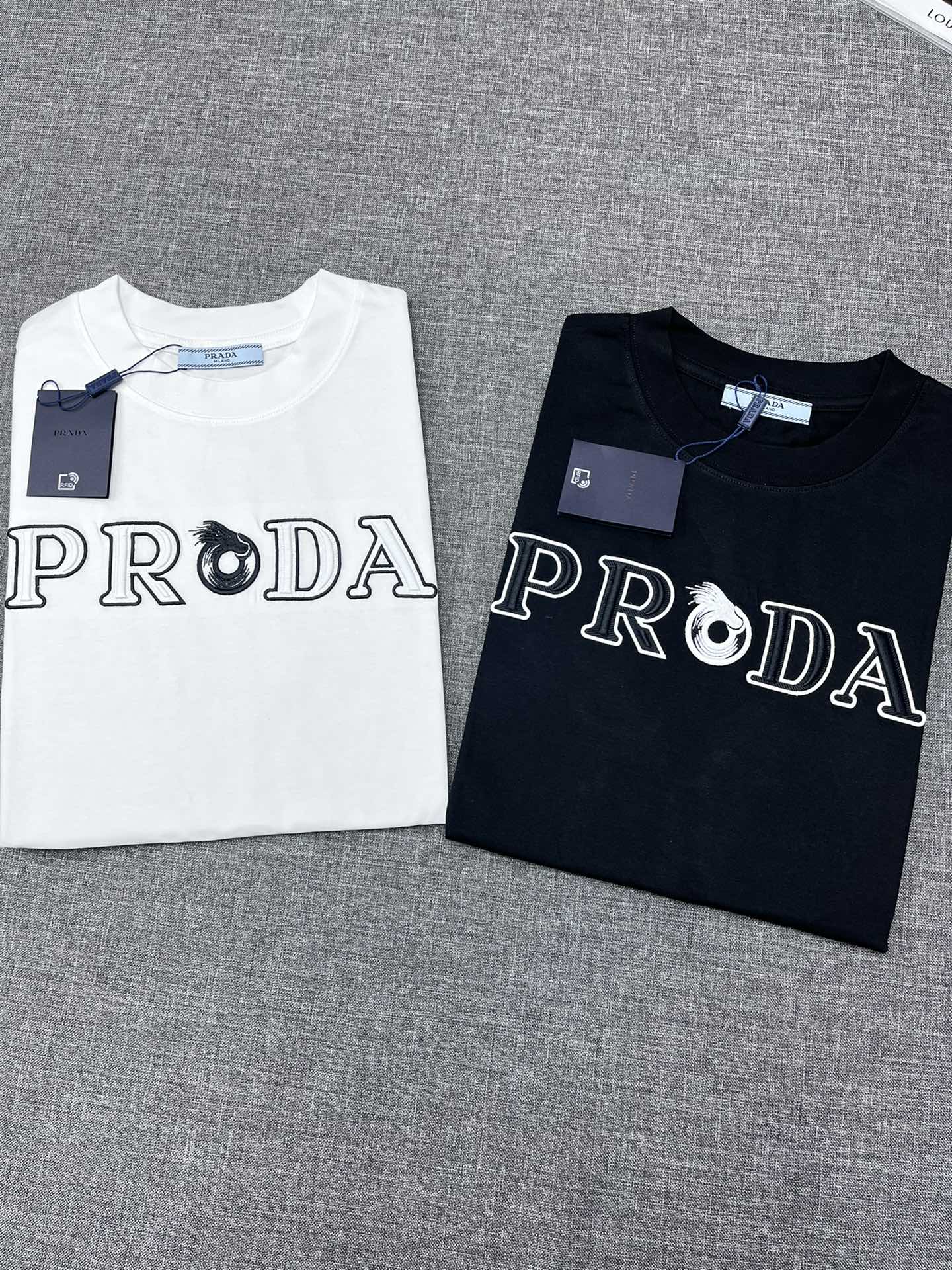 NO:126013,Prada 2025 summer round neck short-sleeved T-shirt. A classic and elegant style, the kind that can be worn for ten years is still popular. You must collect a few pieces. You must collect the rare and exquisite style!  A good taste!  It is important that it cannot be avoided in any season when it is 100% imported top-grade pure cotton!  Fine weaving!  solid!  One of the best cottons recognized in the world!  The texture is perfect! LOGO pattern design!  Perfectly enrich everyone's visual sense!  Make you feel clean and neat!  Fashionable and beautiful!  !  Only by wearing Prada's short-sleeved shirt can you know what is worth it!  PRADA has always been a quality life pursued by European aristocrats and upper class scholars. This simple and casual versatile T-shirt is a personal luxury item with fashionable colors. Luxury materials and rigorous craftsmanship are the main tools for PRADA to attract fans. The flat and stylish round neck is warm, comfortable and easy to wear. The black and white colors have their own tone and handsome, and it is truly a world-class style!  The brand's design details are very exquisite, the upper body is light and stylish, and you have to buy the latest T-shirt every season. Faced with this consumable, it will save you the trouble of going out and outfitting. There are many letter T-shirts on the market, but this one is still rare to see. The streamlined tailoring and a light casual and artistic temperament give you enough spring to arrange the surface. Every person who pursues fashion, you might as well try it on the upper body!  A size S-XXL, prada, prada, T-shirt,tees, t-shirt,alexander wang19860909Prada 普拉达 2025夏款圆领短袖T恤 经典大方的款式,可以穿十年都还是流行的那种,你一定要收藏几件,难得精致极致的款,你一定要收！好品味的一件！重要到哪个季节都绕不开它百分百进口顶级纯棉棉！织法精细！结实！世界公认最好的棉之一！手感质感都极完美! LOGO图案设计！完美的丰富大家的视觉感！让你感觉干净利落！时尚又好看！！穿上普拉达的这款短袖,才知道什么是人间太值得！PRADA一直都是欧洲贵族和上流社会雅士追求的品质生活这款简易休闲百搭T恤更是穿出个人奢侈的单品色彩时尚 奢侈的材质和严谨的工艺是PRADA圈粉的主要利器平整有型的圆领,版型温暖舒适好穿又好搭,黑白双色自带腔调和帅气,真正的一款打天下！品牌的设计细节十分考究,上身轻便有型,每季都要入手最新的T恤,面对这种消耗品,直接省了你出门穿搭的烦恼,市面上的字母T恤有很多,但这款还很难得一见了,信手拈来的流线剪裁,淡淡的休闲文艺气质,给足春日的排面,每个对时髦度有追求的你,都不妨上身一试！a尺码S-XXL,,prada,prada,T-shirt,tees，t-shirt,alexander wang,Men's clothing