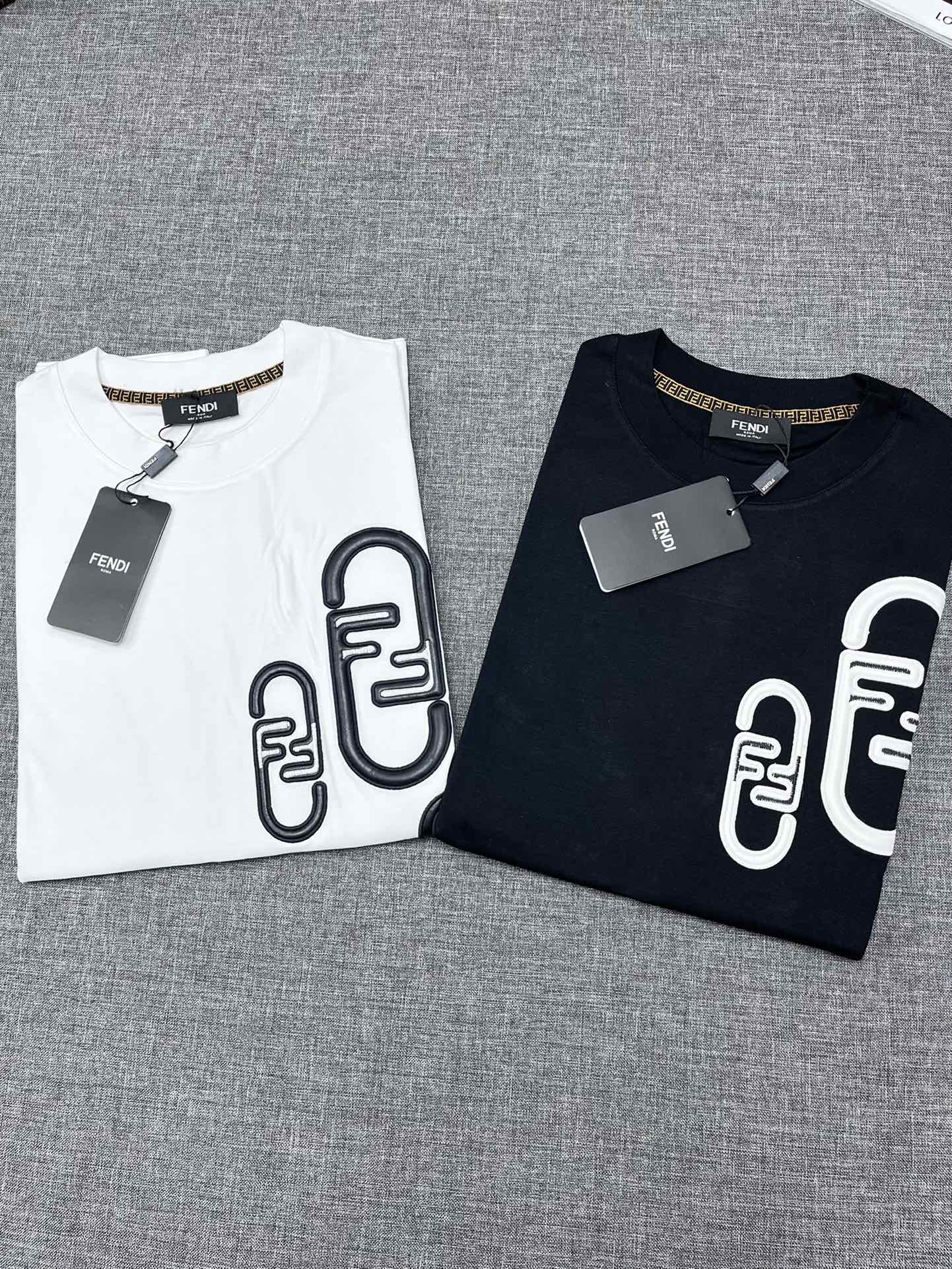 NO:125991,FENDI 25ss Spring and Summer New Short-sleeved T-shirt Men's Style This is a classic style, and this pattern is available every year!  Imported combed cotton is breathable and cool, does not shrink, does not deform easily, breathable and sweat-absorbing. Simple and not simple. Low-key and not vulgar. I like this temperament. I like the feeling of the upper body. The round neck is versatile. It is both a single-fitting base. It looks more textured. As a basic inner wear for daily life, it is all simple and fashionable items. A code number S-XXL, fendi, fendi, T-shirt, tees, t-shirt, alexander wang.19860909FENDI 芬迪25ss春夏新款短袖T恤男款 这个是经典造型,每年都会有这个图案的！客供进口精梳棉 透气凉爽 不缩水,不易变形,透气吸汗 简约不简单 低调不庸俗 喜欢这种气质 更喜欢上身的感觉 圆领百搭 单穿打底两不误 看上去更有质感.作为日常的基础内搭,都是简型时尚的单品 a码数S-XXL,,fendi,fendi,T-shirt,tees，t-shirt,alexander wang,Men's clothing