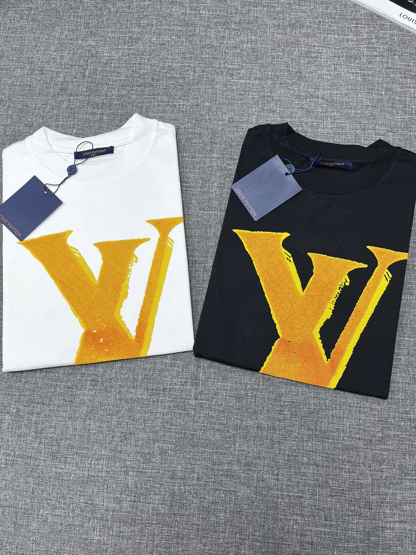 NO:125994,Donkey brand LV men's spring style round neck short sleeves, Hong Kong foreign company channel goods, heavy high-end products, high-end platinum-grade products, 25-year official cabinet new products, limited-edition sales in Europe!  The visual is quite elegant and fashionable, with a distinct recognition, retro and fashionable, very exquisite and high-end, perfectly flaunting the brand identity and full of savoring. From the main fabric to the detailed craftsmanship, all show the ingenuity of fashion and explain the essence of fashion to the extreme!  Customer-supplied high-end imported ready-to-wear fabrics, with perfect comfort and breathability, and the touch experience is self-evident, and the ultimate luxury enjoyment!  The mature color scheme has superior compatibility, full of luxury and temperament on the upper body, full of style, perfect business and leisure, and conforms to the urban elitist philosophy of life!  A size S-XXL, louis vuitton,louis vuitton,t-shirt,alexander wang19860909驴牌lv男士春款圆领短袖,香港洋行渠道货,重磅高端臻品,高奢品鉴白金级单品,25年官柜新品,欧洲区域限量售卖款！视觉相当雅致时髦,辨识度颇为鲜明,复古且时髦,非常精致而高级,完美标榜了品牌身份,细品韵味十足,从主体面料到细节工艺,无一不彰显时装的匠心所在,将时装的精髓阐释到极致！客供高级进口成衣定织面料,舒适性与透气性完美兼备,触感体验不言而喻,奢华极致享受！轻熟的配色,兼容性优越,上身满满的奢贵感和气质感,型款十足,商务与休闲完美兼具,符合都市精英主义生活哲学！a尺码S- XXL,,louis vuitton,louis vuitton,T-shirt,alexander wang,Men's clothing