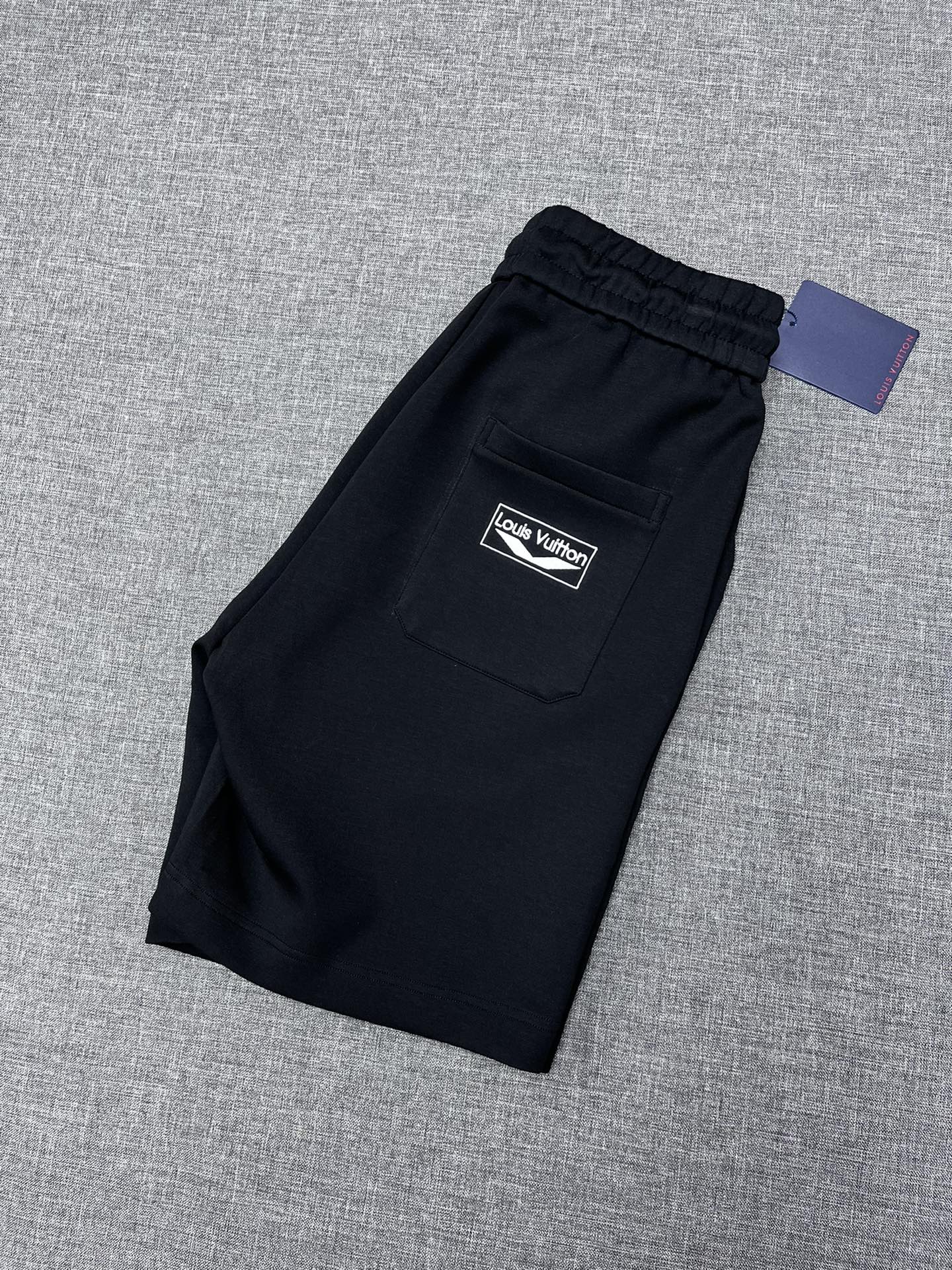 NO:125998,Donkey brand 1V men's casual shorts, Hong Kong foreign business channel goods, high-end Japanese OEM production, heavy platinum-grade products, G cabinet same channel order, 7K !  22SS spring and summer new product, officially announced album poster outfits!  Customers provide high-end imported primary color fabrics, heavy environmentally friendly plant enzyme washing technology, the texture has a light retro color, which is quite beautiful and perfect for spring and summer color matching. The fabric is soft and delicate after washing, but has a strong sense of muscles and a little elastic, providing an excellent comfortable experience. The details of the whole body are exquisite and exquisite, all reflecting the ingenious craftsmanship!  The style is perfectly tailored, and the hip lifting effect is excellent. It can easily sweep any top matching in the wardrobe. It has extensive compatibility and is satisfied with various daily outfits. It has a lot of upper body styles and must-have trousers for quality control and LV masturbation control!  A size M-3XL, louis vuitton,louis vuitton,shorts,alexander wang19860909驴牌1V家男士休闲短裤,香港洋行渠道货,高端日本代工出品,重磅白金级臻品,G柜同渠道订单,7K ！22SS春夏新品,官宣画册海报穿搭款！ 客供高级进口原色面料,重磅环保植物酵素水洗工艺,肌理有着淡淡的复古色彩,相当漂亮,极符合春夏的配色,面料经过水洗后柔软细腻,但筋骨感极强,且略带弹力,提供了绝佳的舒适体验,通身细节精湛且考究,无不体现出匠心工艺！版型剪裁完美,提臀修身效果绝佳,可轻松横扫衣橱任何的上装搭配,兼容性广泛,满足于日常各种穿搭,上身型款十足,于品质控及LV迷控者必入型裤装！a尺码M-3XL,,louis vuitton,louis vuitton,shorts,alexander wang,Men's clothing