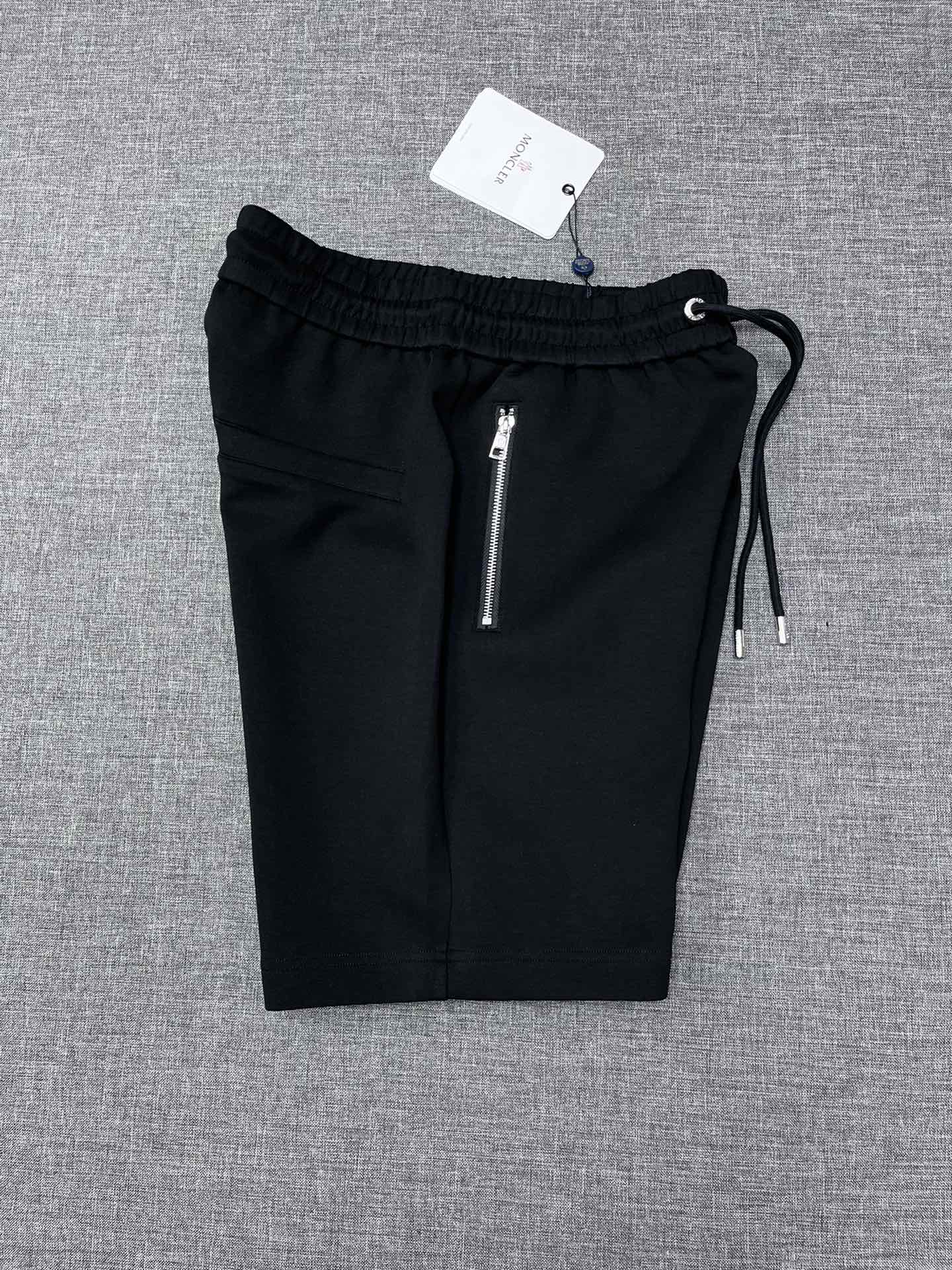 NO:126004,Moncler masked summer fashion casual new style men's casual elastic shorts, high-end version!  Brand LOGO is matched with customized fabrics for counters. It is breathable and comfortable, with impeccable details, and a tight waist design!  Brand elements design concept reflects high quality. It feels delicate and soft!  It is casually cut, with a great upper body style!  A must-have for summer!  a counter size M-3XL, christian louboutin, Moncler, shorts, alexander wang19860909Moncler 蒙口 夏季时尚休闲新款男士休闲松紧短裤,高端版本！品牌LOGO搭配专柜定制面料 透气舒适度高,细节无可挑剔,腰围松紧设计！品牌元素设计理念,体现高品质.手感细腻柔软！呈现休闲裁剪,上身版型超赞！夏季必备！a专柜尺码M-3XL,,christian louboutin,Moncler,shorts,alexander wang,Men's clothing