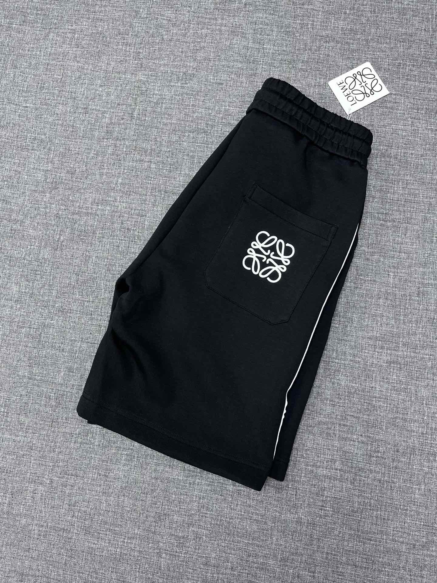 NO:126007,Loewe Summer Fashionable and Casual New Men's Casual Elastic Shorts, High-end Version!  Brand LOGO is matched with customized fabrics for counters. It is breathable and comfortable, with impeccable details, and a tight waist design!  Brand elements design concept reflects high quality. It feels delicate and soft!  It is casually cut, with a great upper body style!  A must-have for summer!  A size M-3XL, loewe, loewe, shorts, alexander wang19860909Loewe 罗意威 夏季时尚休闲新款男士休闲松紧短裤,高端版本！品牌LOGO搭配专柜定制面料 透气舒适度高,细节无可挑剔,腰围松紧设计！品牌元素设计理念,体现高品质.手感细腻柔软！呈现休闲裁剪,上身版型超赞！夏季必备！a尺码M-3XL,,loewe,loewe,shorts,alexander wang,Men's clothing