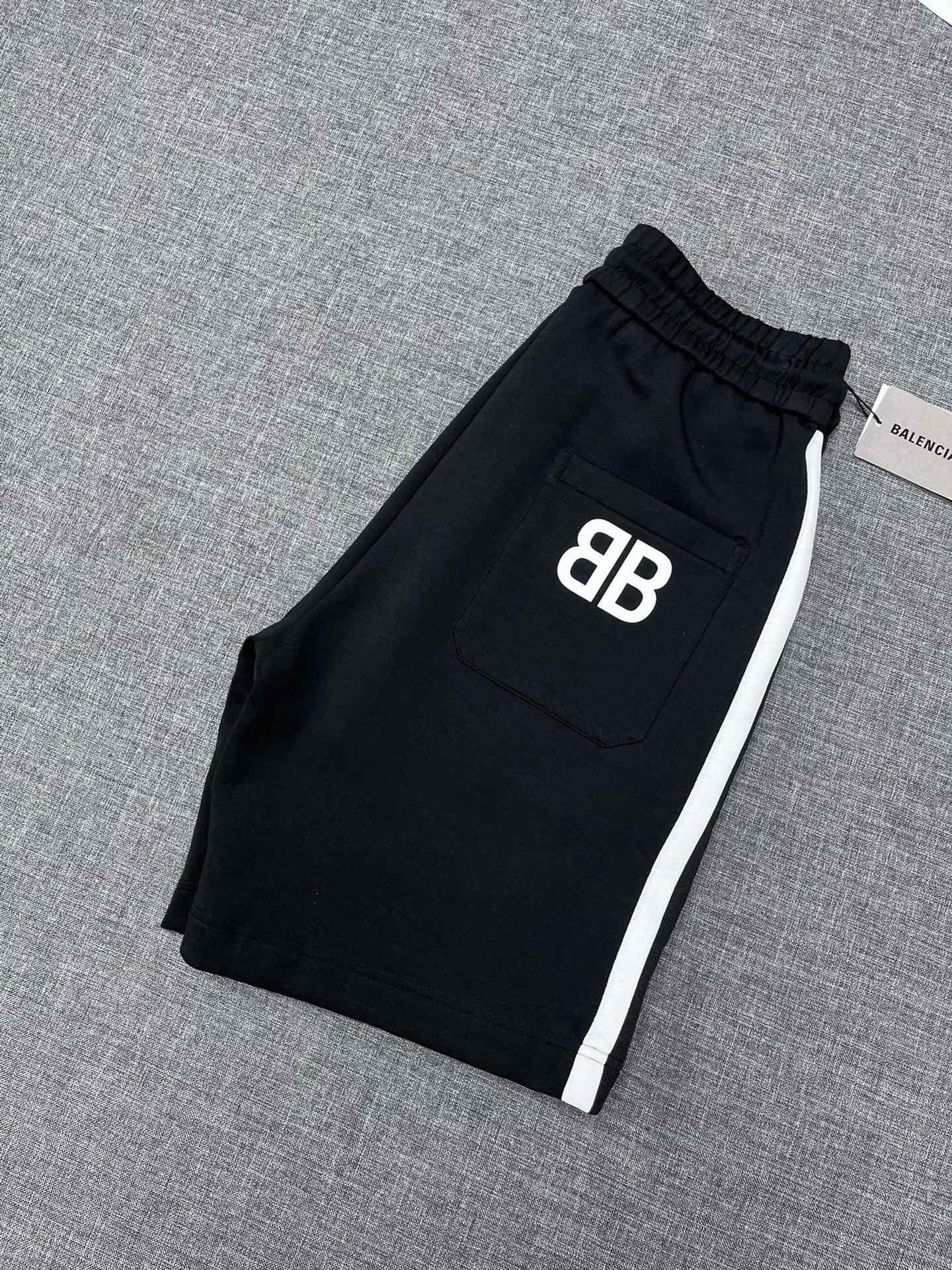 NO:126009,Balenciaga 2025 summer casual shorts exclusive hits, triggering the most popular summer. While winning the appearance, the texture is a high-end enjoyment. Commuter versatile shorts for men and women. The most IN trendy temperament, the latest trendy fashion design logo of BA, no matter how trends are innovated, it is still the focus of the unchanging!  Imported high-tech fabrics are made of cotton, with soft, broad and stylish feel, skin-friendly and comfortable. The light and breathable fabric is the best suited for hot summer outfits!  Super high recognition. A code number M-3XL, balenciaga, shorts, alexander wang19860909巴黎世家 2025夏季休闲短裤 独家爆款来袭,引爆夏季最**流 颜值取胜之余,质感更是高级享受,男女同款的通勤百搭短裤.最IN的潮流气质,BA最新潮流的时尚设计标识,任潮流如何推陈出新,它依然是不变的焦点所在！ 进口高科技面料,采用棉质打造,手感柔软挺阔有型,亲肤又舒适,轻薄透气的面料,最适合炎热的夏季穿搭！超高的辨识度.a码数M-3XL,,balenciaga,shorts,alexander wang,Men's clothing