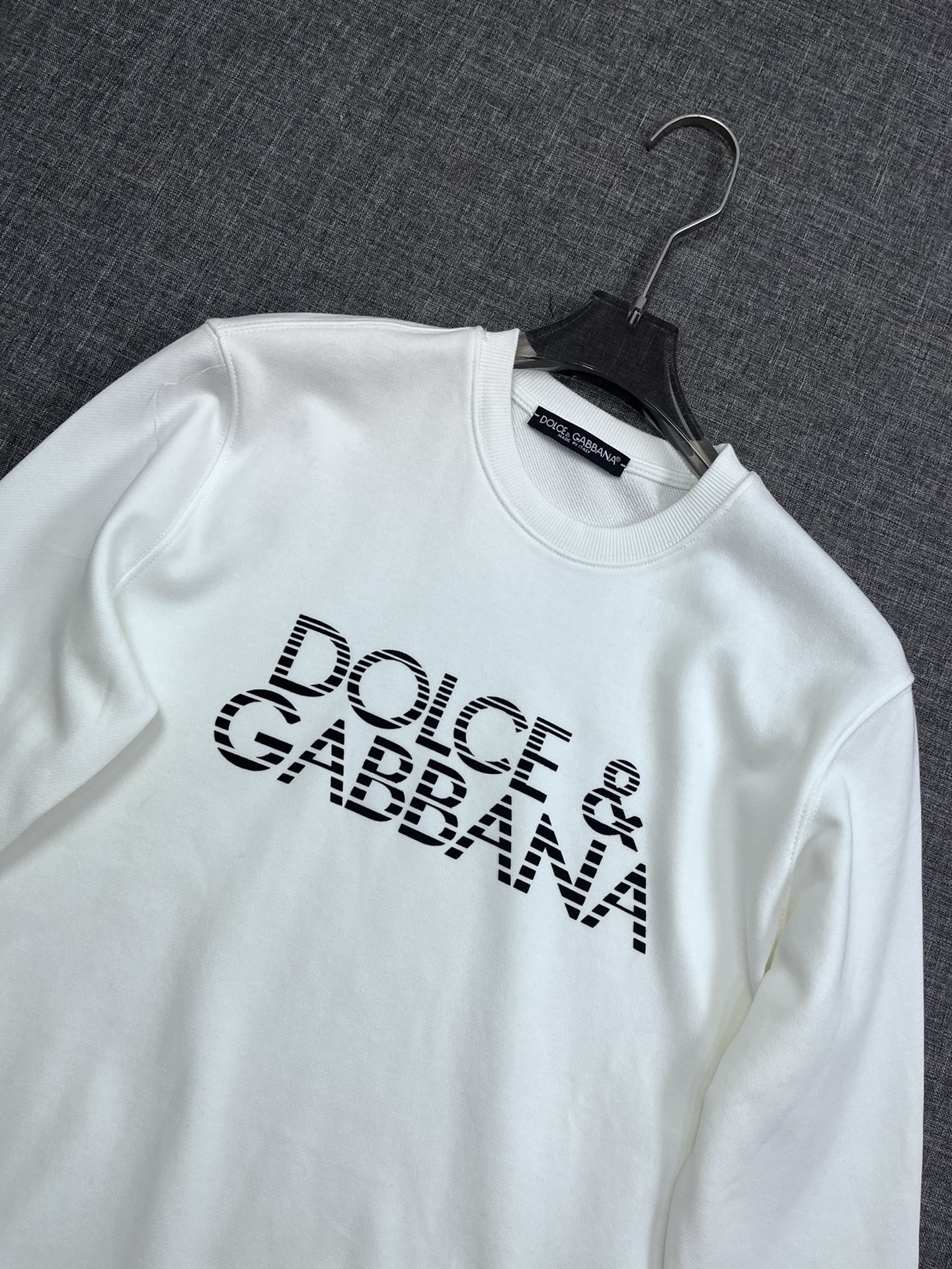 P155 DG 杜嘉班纳2024新款男士卫衣 秋冬新品 渠道订单 DO*CE&GABB*NA杜嘉*纳圆领套头卫衣，贸易公司渠道货， 
辨识度非常鲜美的一款卫衣，代表了典型的DG风格元素，胸前融入标志性DG logo 非常简约直白的表达，品牌元素感极强，下摆运用螺纹营造视觉审美效果，客供高克重面料，舒适且透气，上身效果出众，高街百搭很有型！ls尺码：M-3XL021