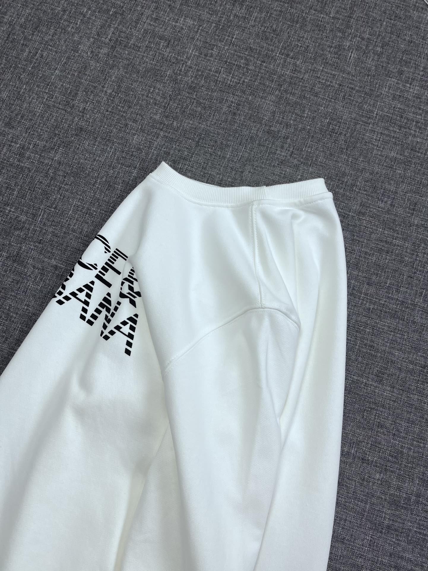 P155 DG 杜嘉班纳2024新款男士卫衣 秋冬新品 渠道订单 DO*CE&GABB*NA杜嘉*纳圆领套头卫衣，贸易公司渠道货， 
辨识度非常鲜美的一款卫衣，代表了典型的DG风格元素，胸前融入标志性DG logo 非常简约直白的表达，品牌元素感极强，下摆运用螺纹营造视觉审美效果，客供高克重面料，舒适且透气，上身效果出众，高街百搭很有型！ls尺码：M-3XL021