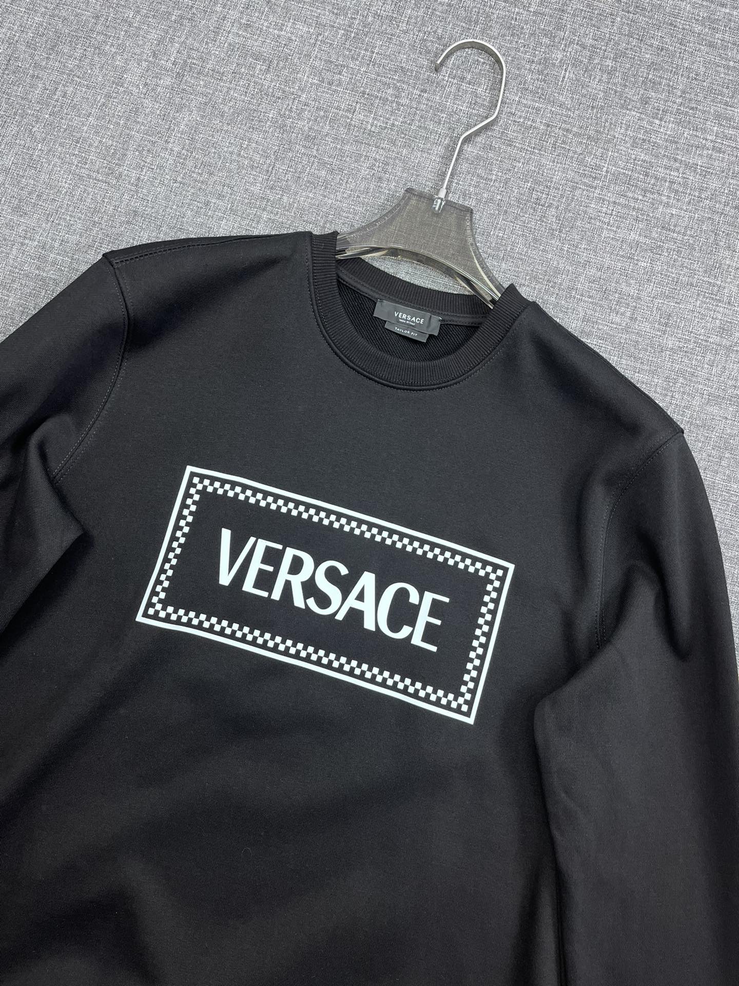 P155 VERSACE 范思哲原单款休闲卫衣，顶级贸易公司货，重磅高端尖品，意大利原产 品相完美一流！设计感超强的一款单品，将时装美学发挥到极致，相当有意境，定制高级纯棉材质！细节设计到位，非常别致巧妙的构建，通体干净利落，线条感简洁大方。ls尺码：M-3XL021