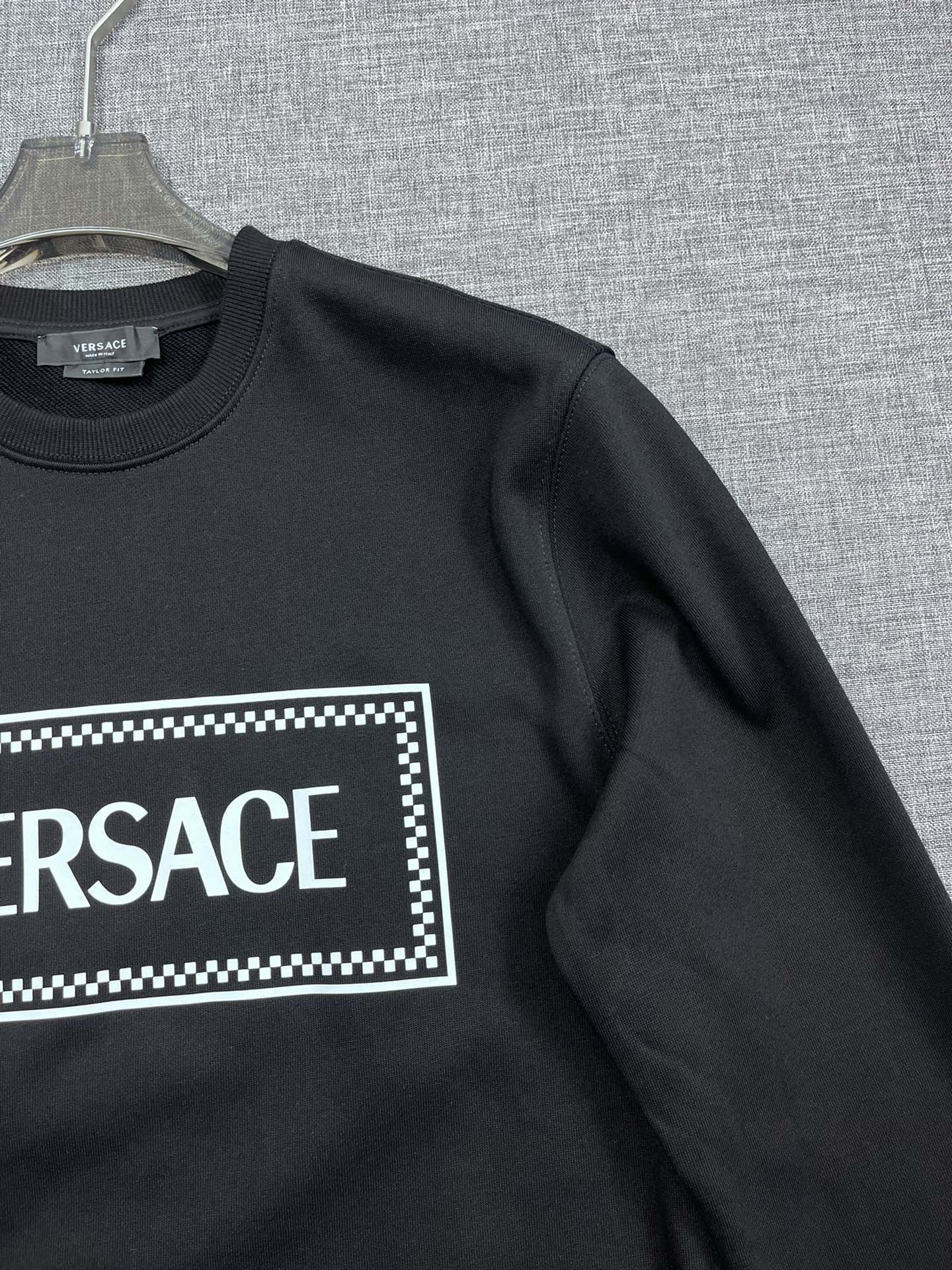 P155 VERSACE 范思哲原单款休闲卫衣，顶级贸易公司货，重磅高端尖品，意大利原产 品相完美一流！设计感超强的一款单品，将时装美学发挥到极致，相当有意境，定制高级纯棉材质！细节设计到位，非常别致巧妙的构建，通体干净利落，线条感简洁大方。ls尺码：M-3XL021