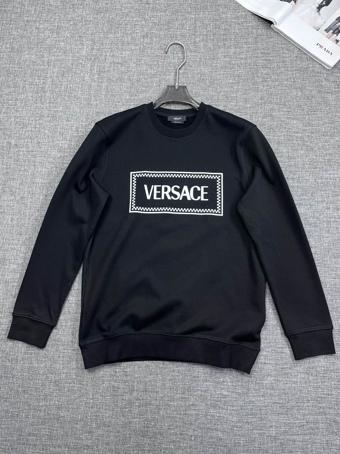 P155 VERSACE 范思哲原单款休闲卫衣，顶级贸易公司货，重磅高端尖品，意大利原产 品相完美一流！设计感超强的一款单品，将时装美学发挥到极致，相当有意境，定制高级纯棉材质！细节设计到位，非常别致巧妙的构建，通体干净利落，线条感简洁大方。ls尺码：M-3XL021